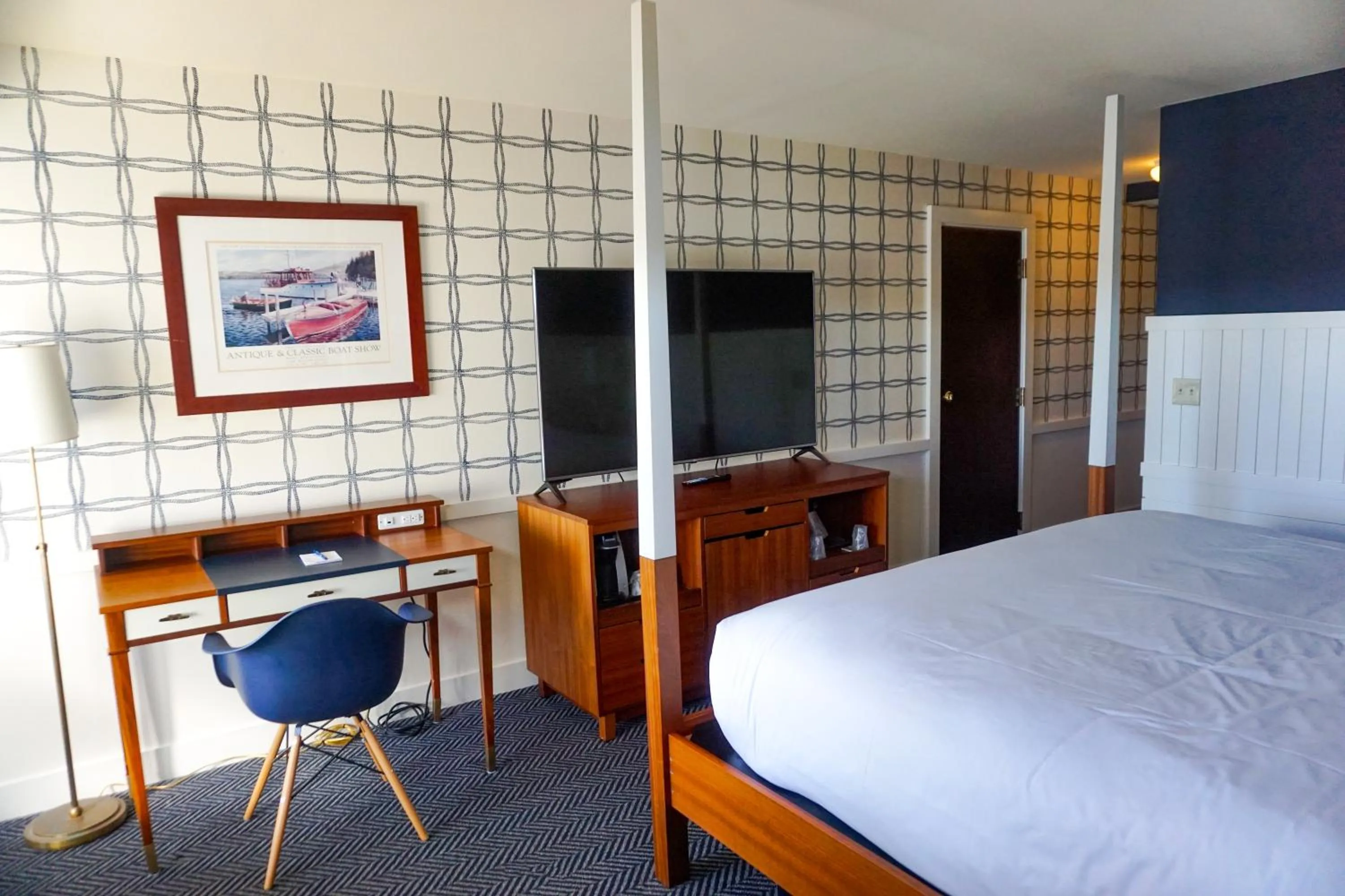 Bed in Mill Falls Resort Collection at the Lake