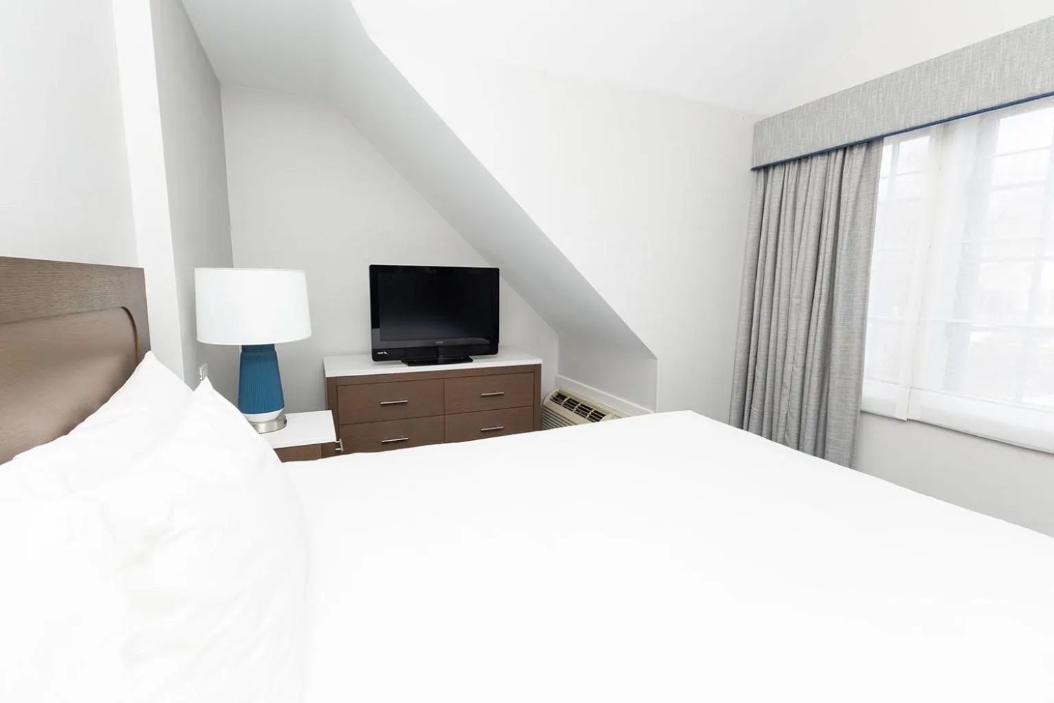 Bed in Mill Falls Resort Collection at the Lake