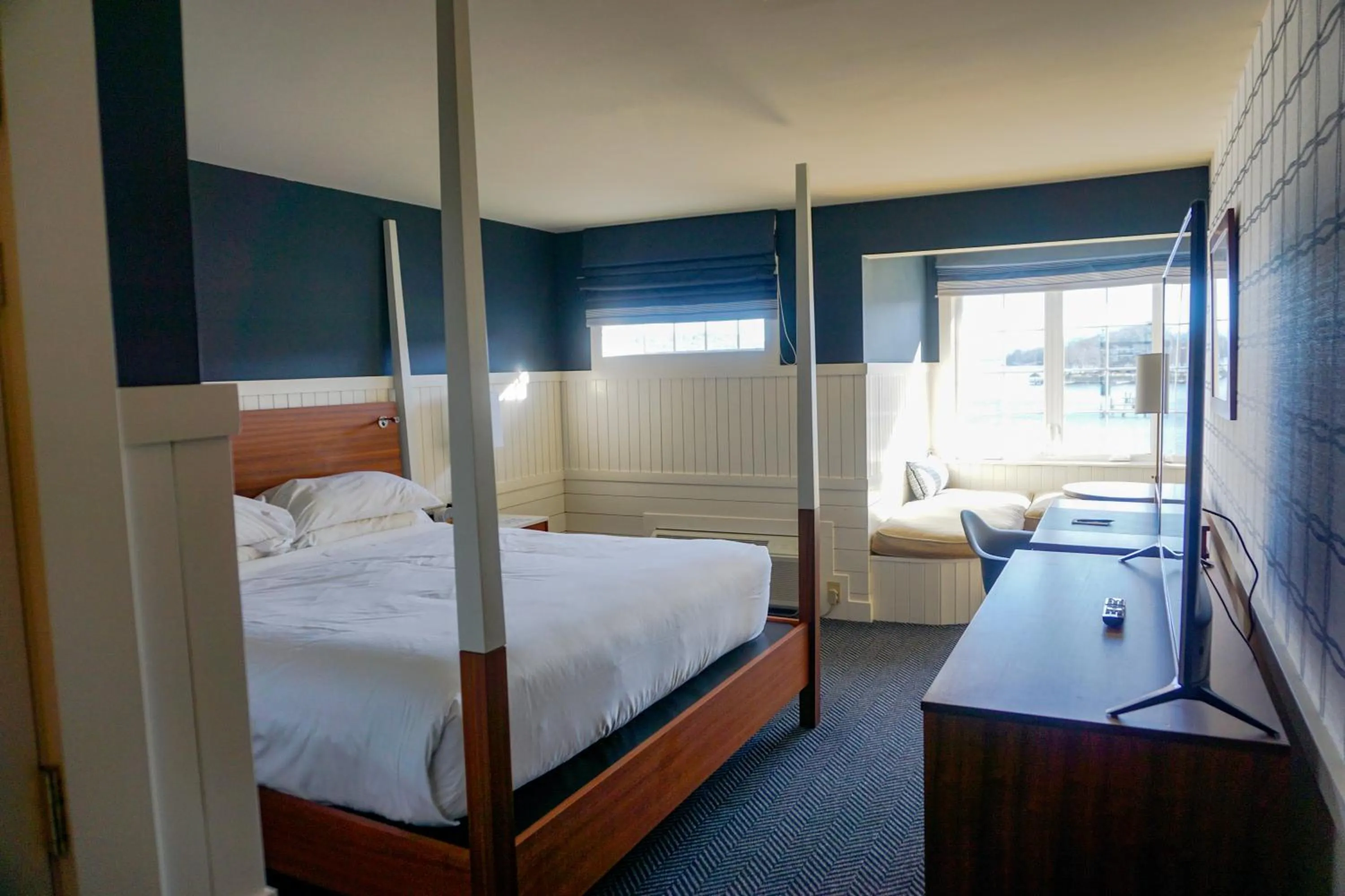 Bed in Mill Falls Resort Collection at the Lake