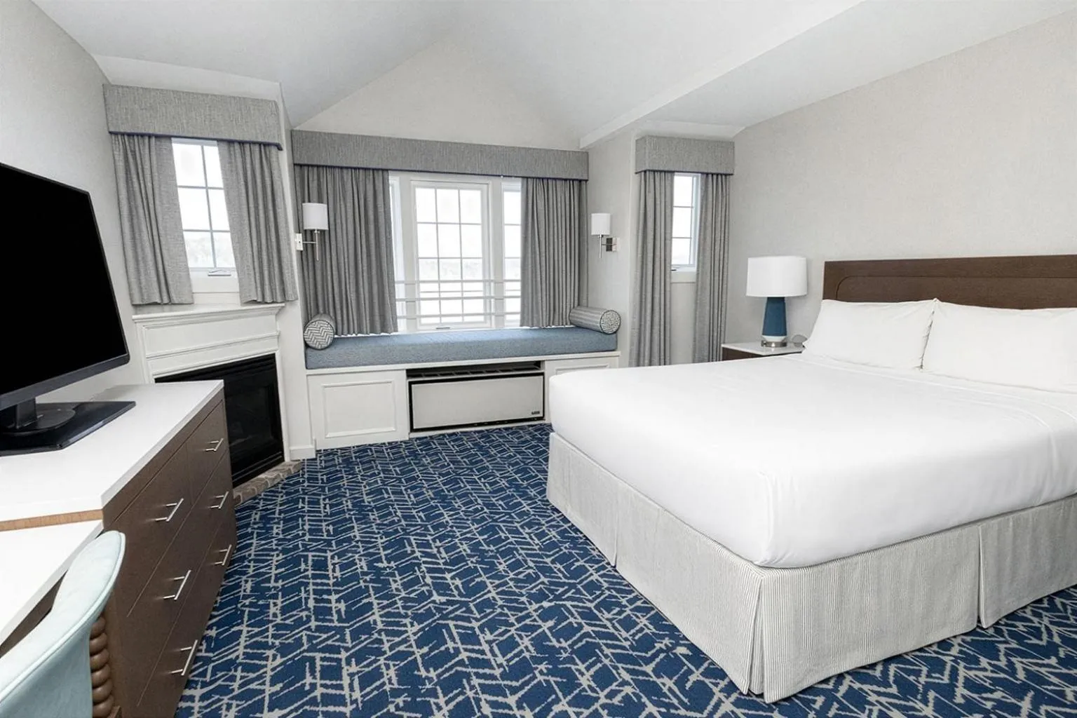 Bed in Mill Falls Resort Collection at the Lake