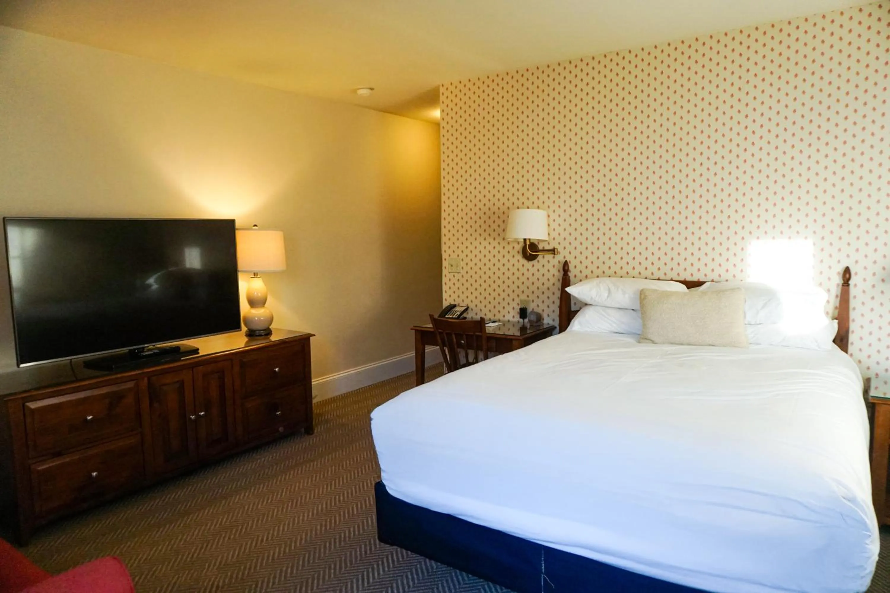 Mill Falls Standard Queen in Mill Falls Resort Collection at the Lake