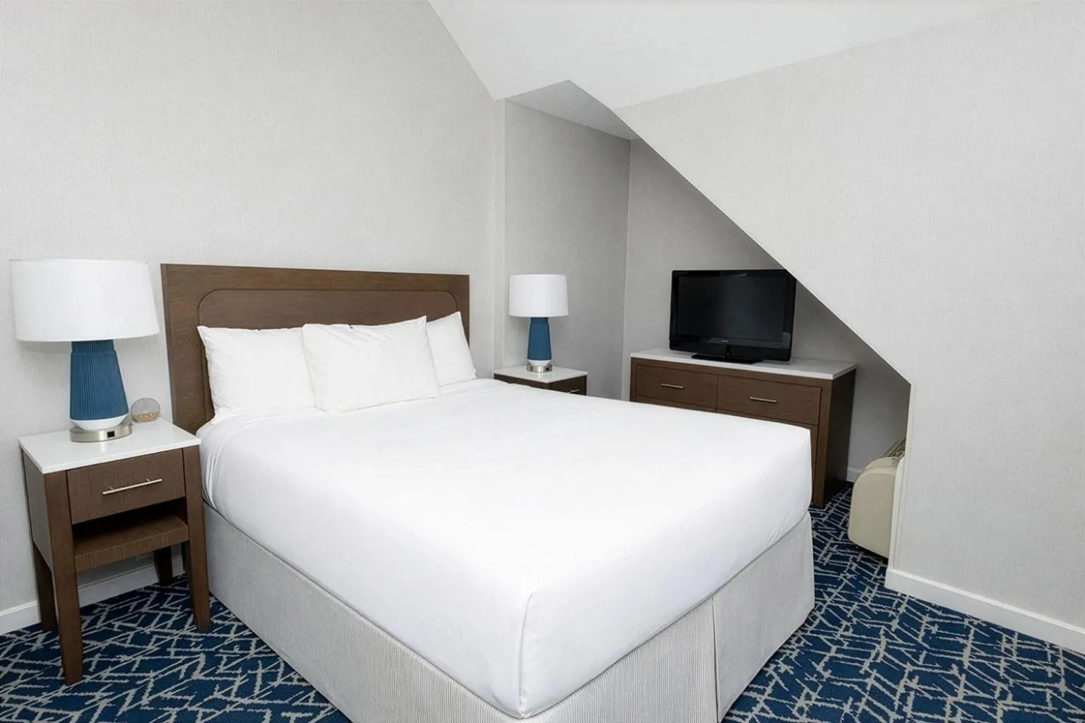 Bed in Mill Falls Resort Collection at the Lake