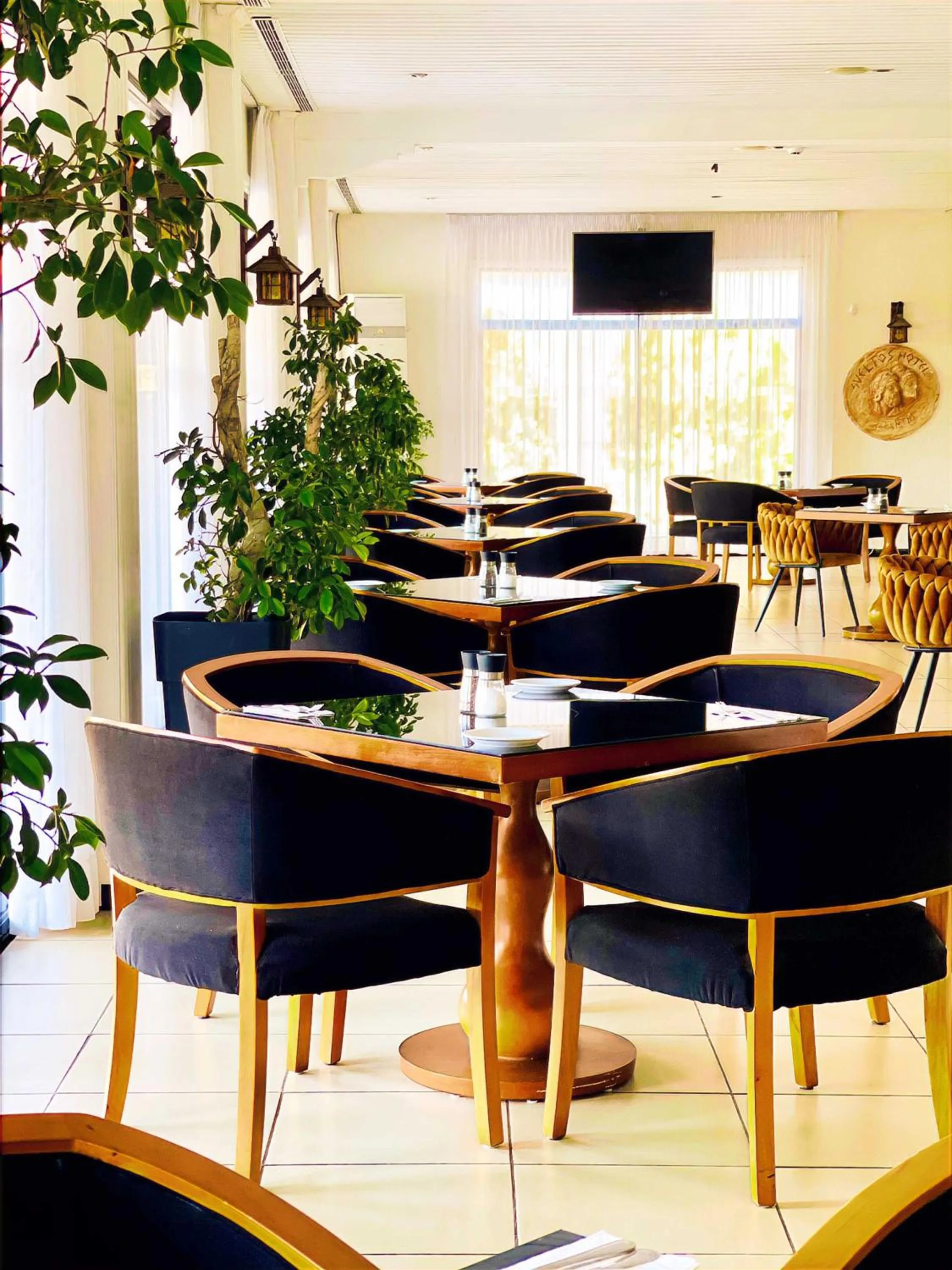 Restaurant/places to eat in Sveltos Hotel