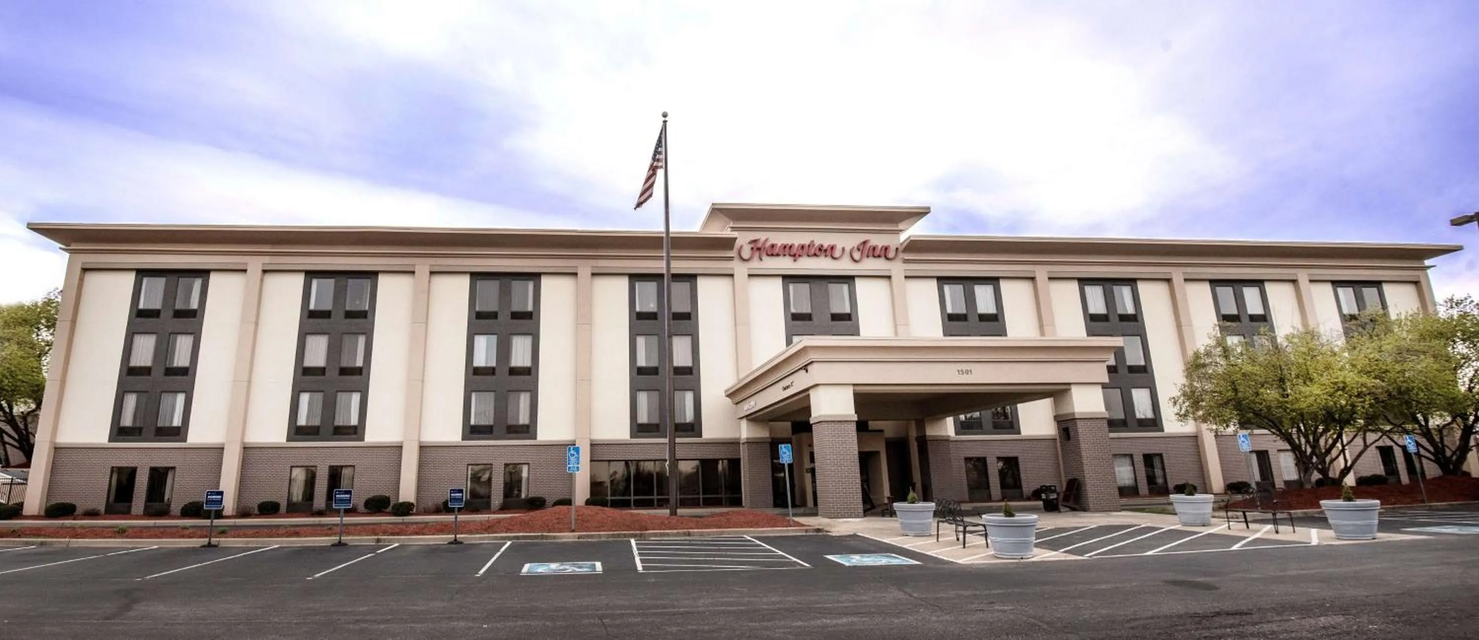 Property building in Hampton Inn Clarksville