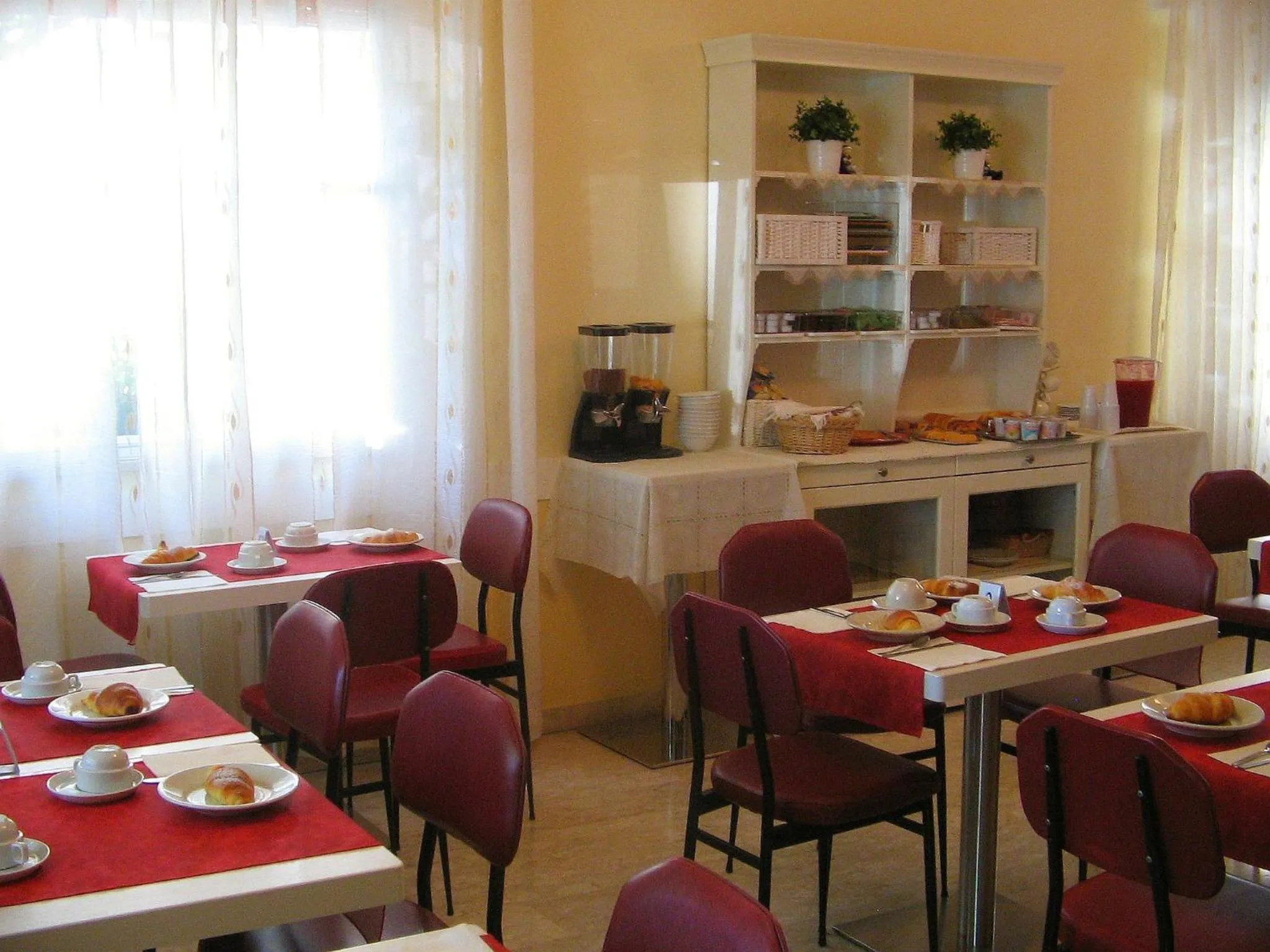 Communal lounge/ TV room in Villa Lauda B&B