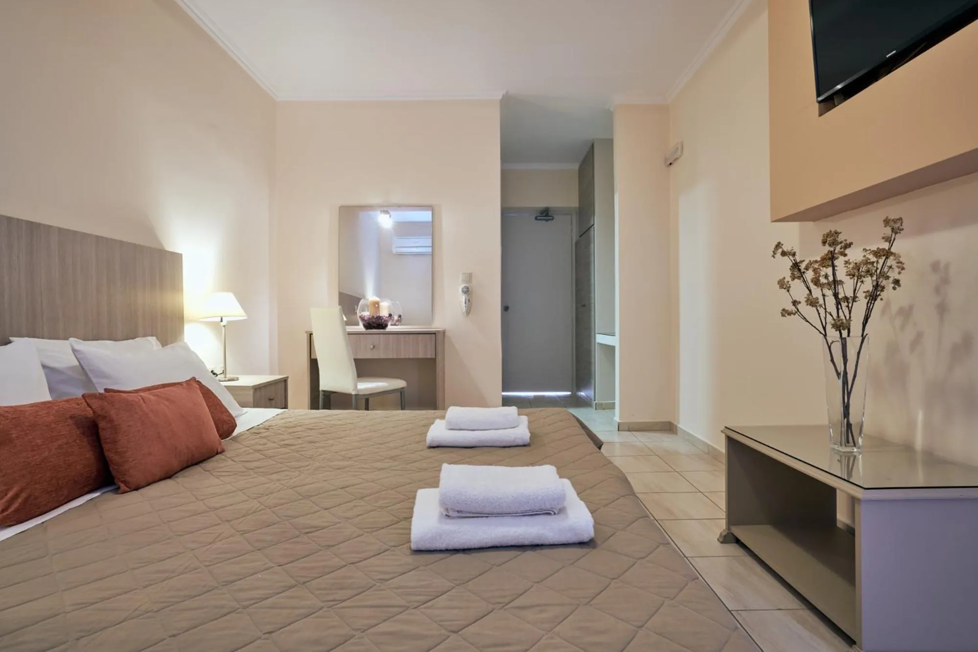 Photo of the whole room, Bed in Hotel Varres