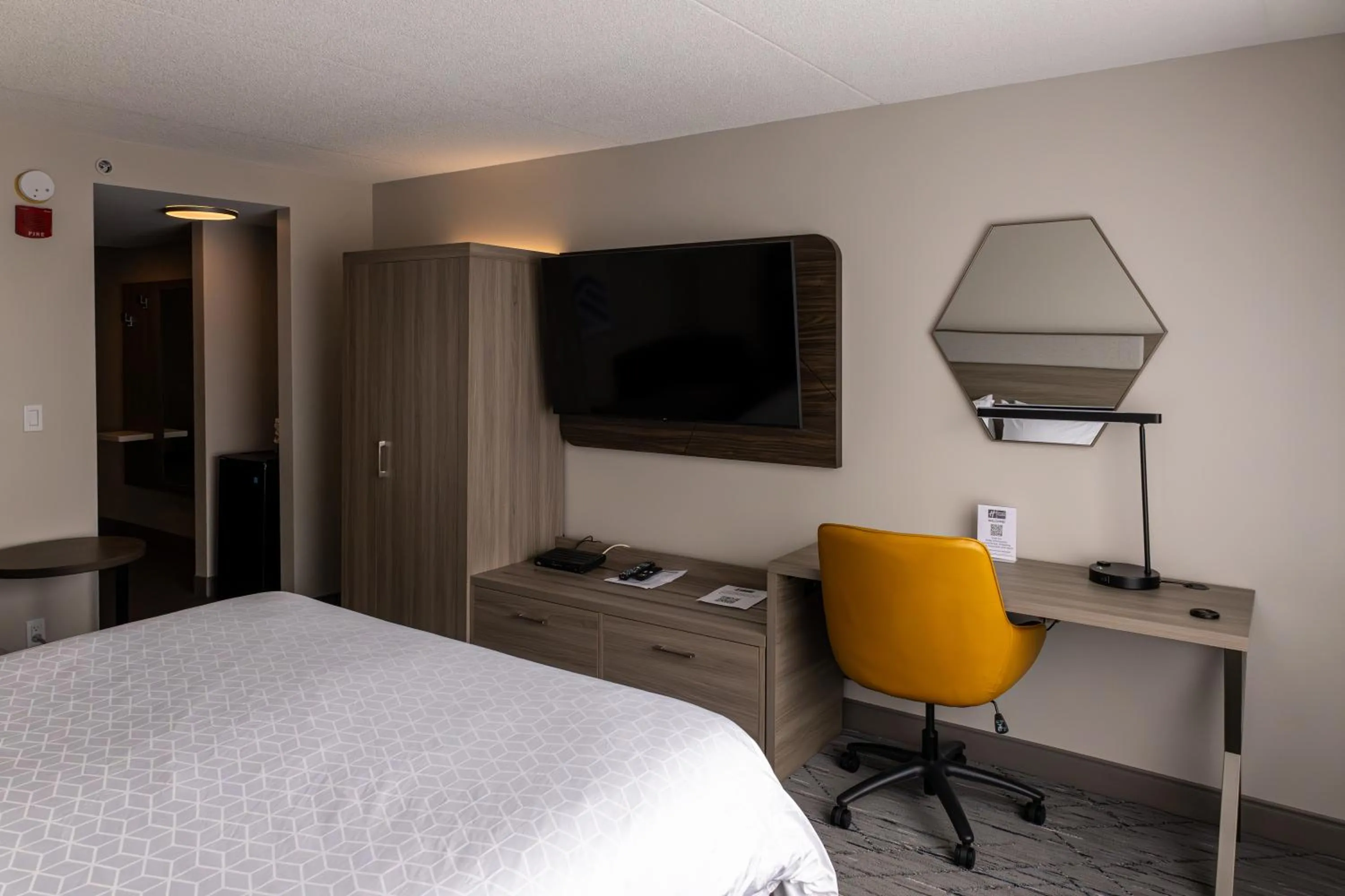 Bed in Holiday Inn Express Hotel & Suites Brockville by IHG