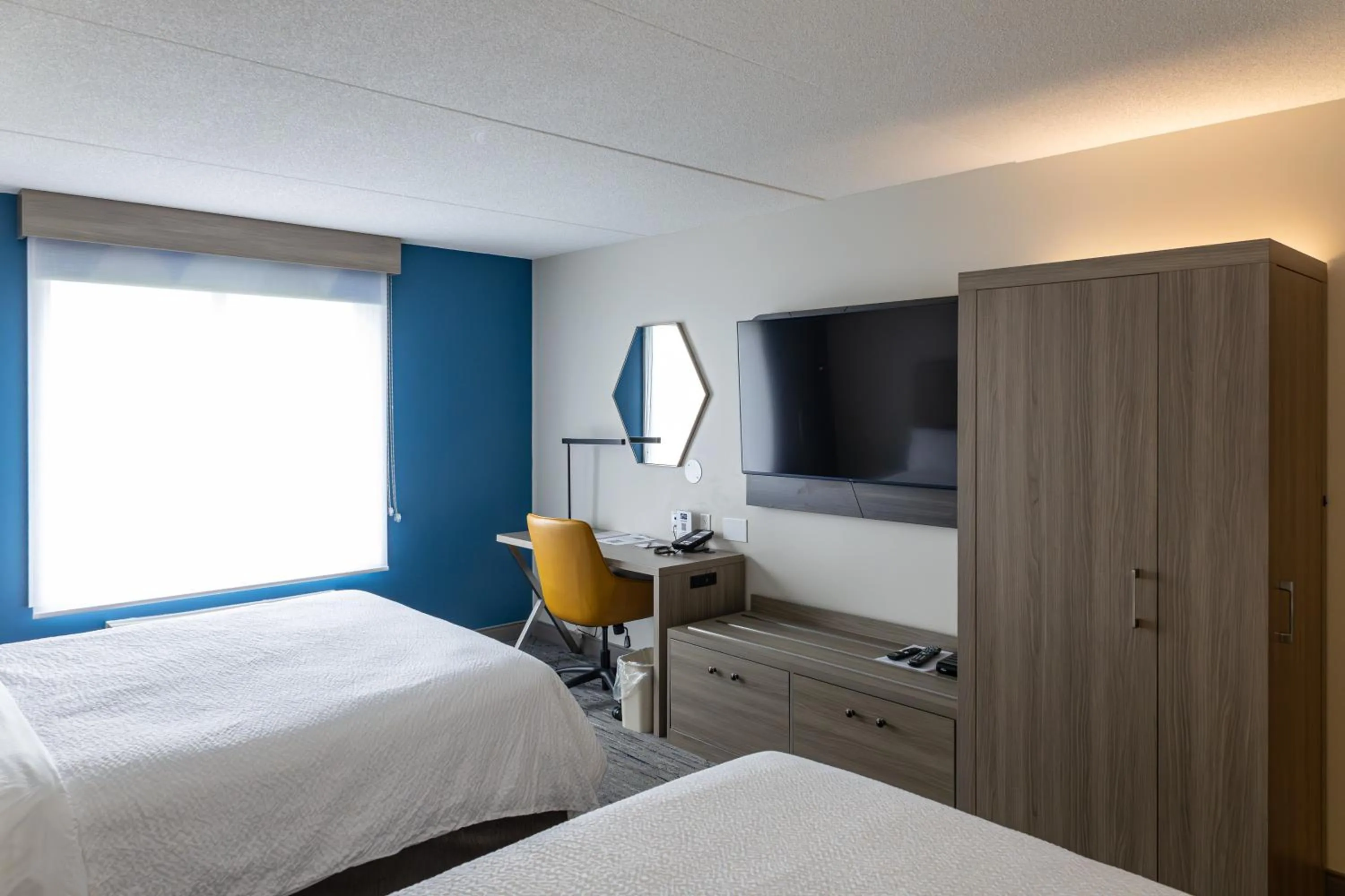 Bed in Holiday Inn Express Hotel & Suites Brockville by IHG