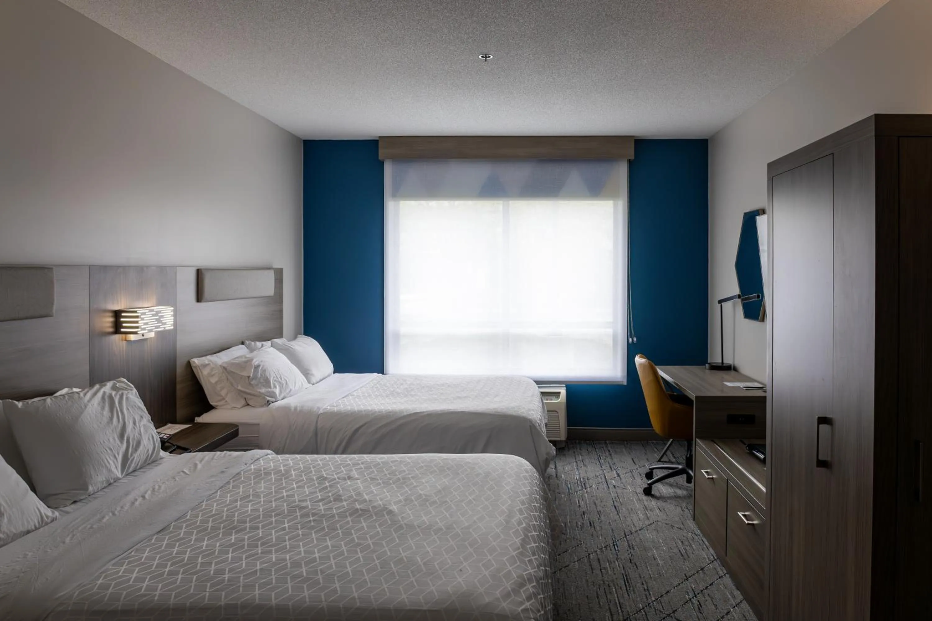 Bed in Holiday Inn Express Hotel & Suites Brockville by IHG