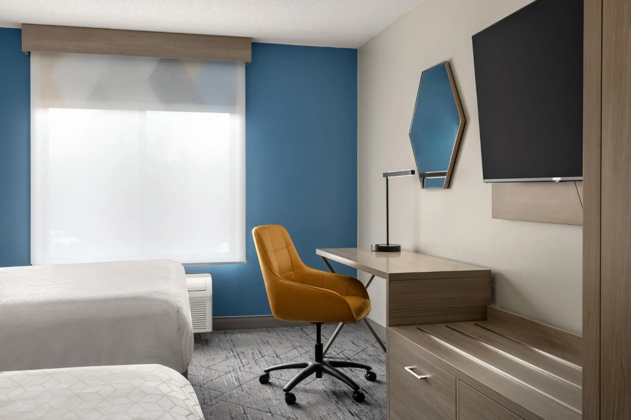 Photo of the whole room, Bed in Holiday Inn Express Hotel & Suites Brockville by IHG