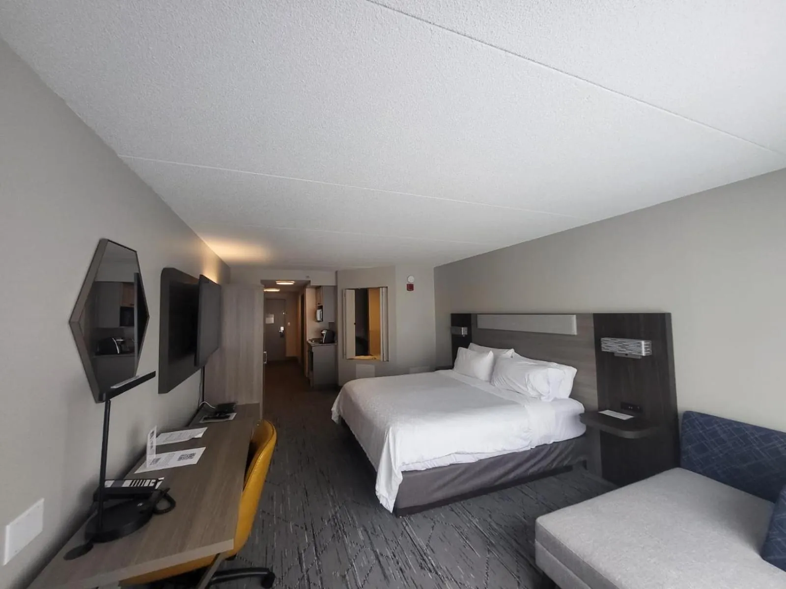 Bed in Holiday Inn Express Hotel & Suites Brockville by IHG