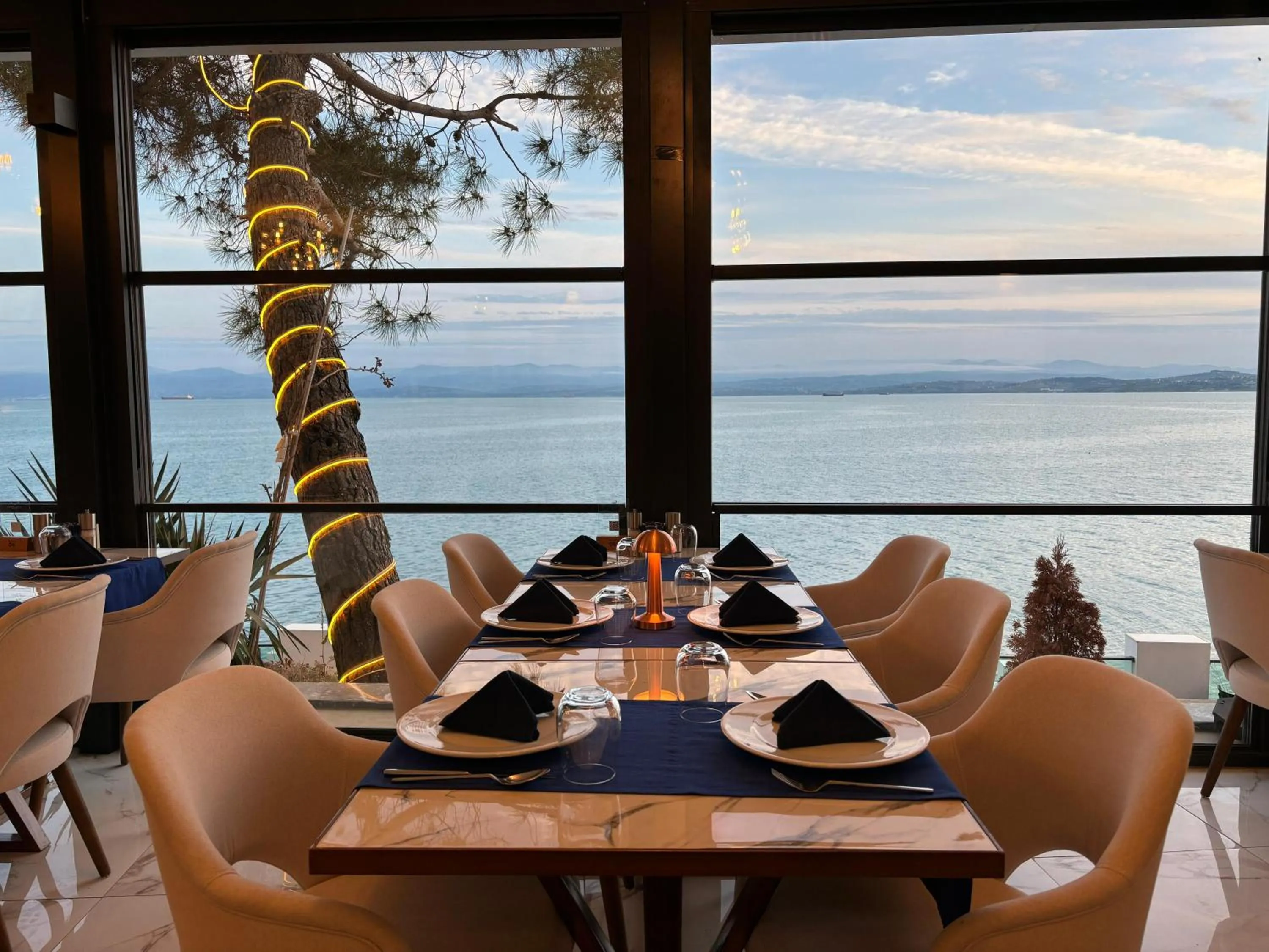 Restaurant/places to eat in Vira Otel Suites