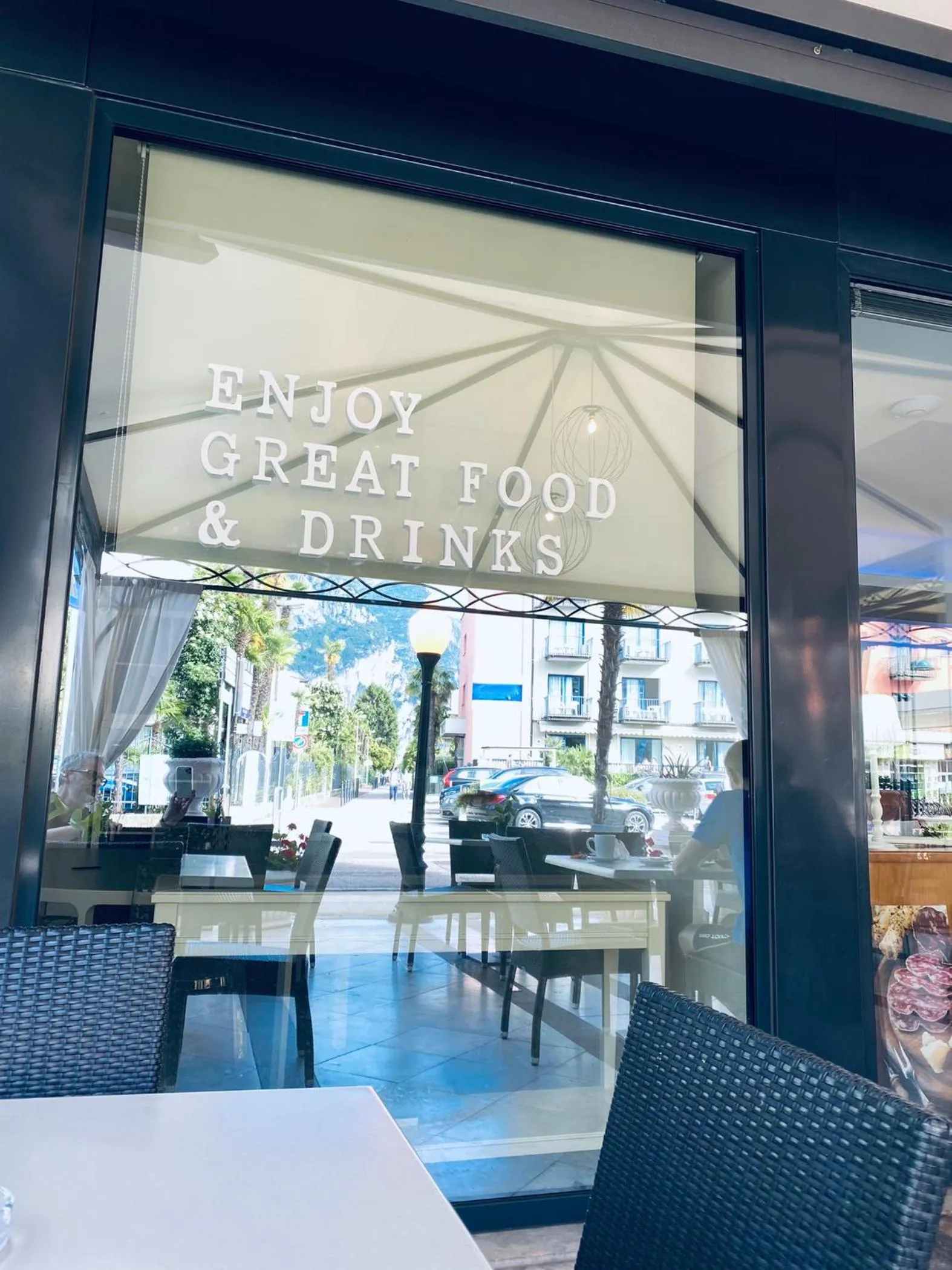 Restaurant/places to eat in Hotel La Perla