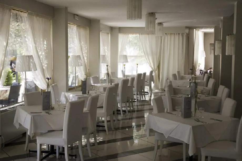 Restaurant/places to eat in Hotel La Perla