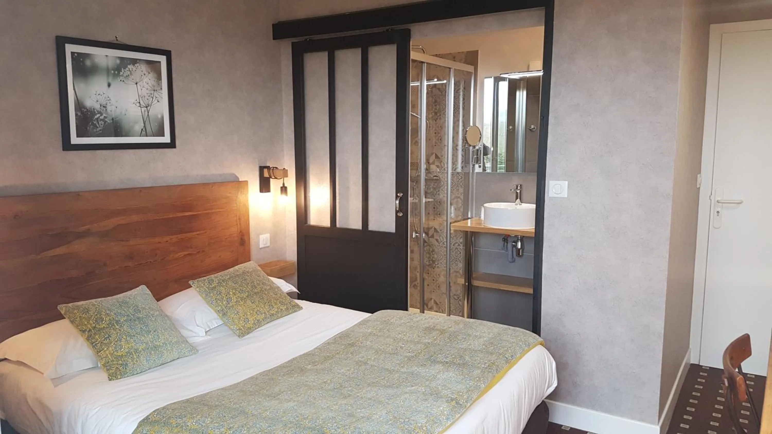 Bed in hôtel restaurant Beau-rivage