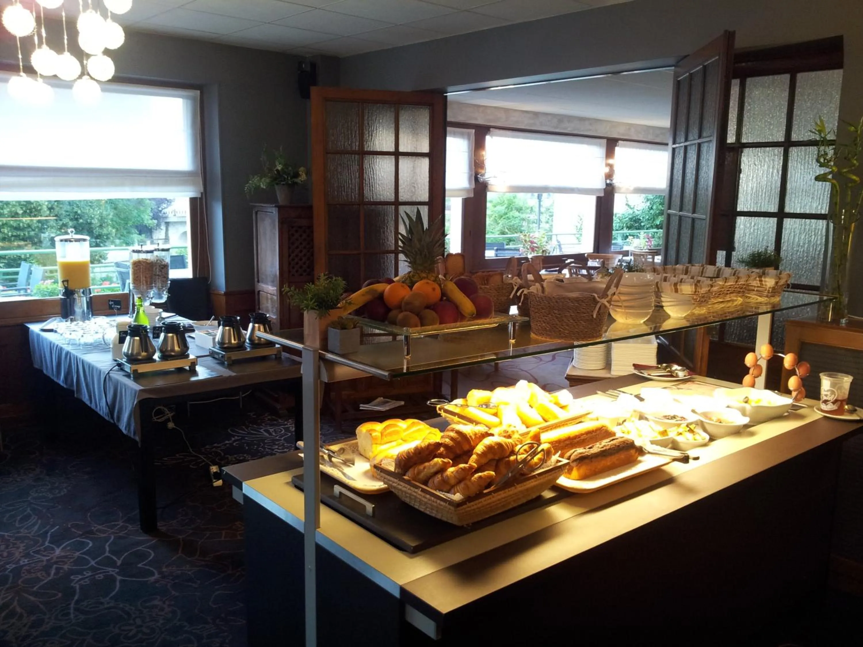 Breakfast in hôtel restaurant Beau-rivage