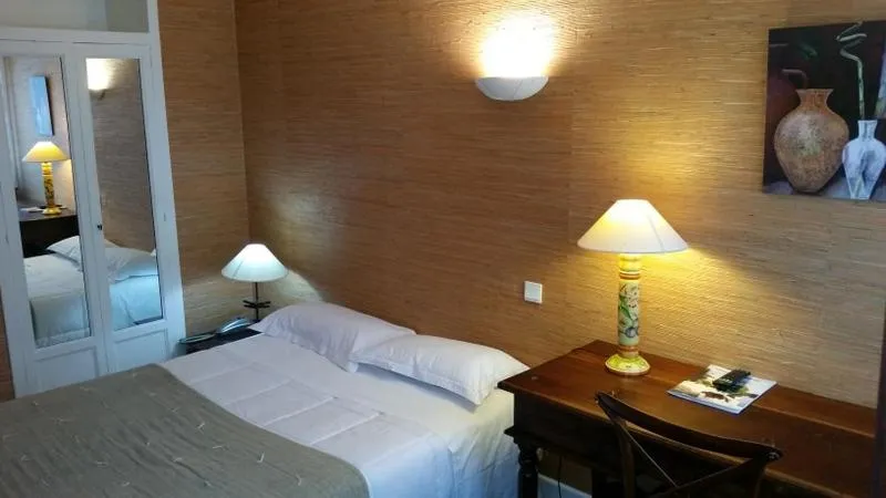 Bed in hôtel restaurant Beau-rivage