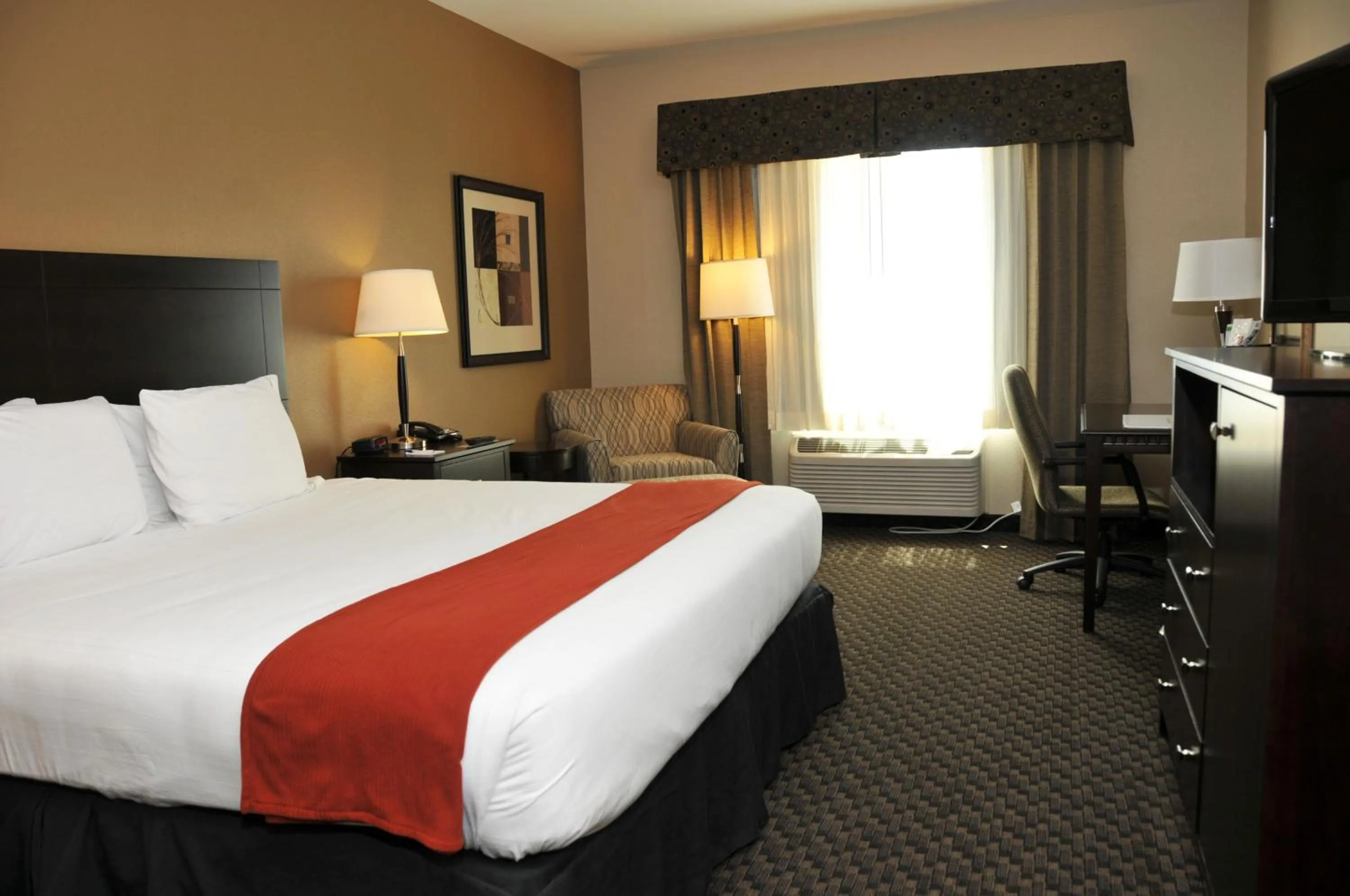 Photo of the whole room, Bed in Holiday Inn Express & Suites Clinton by IHG