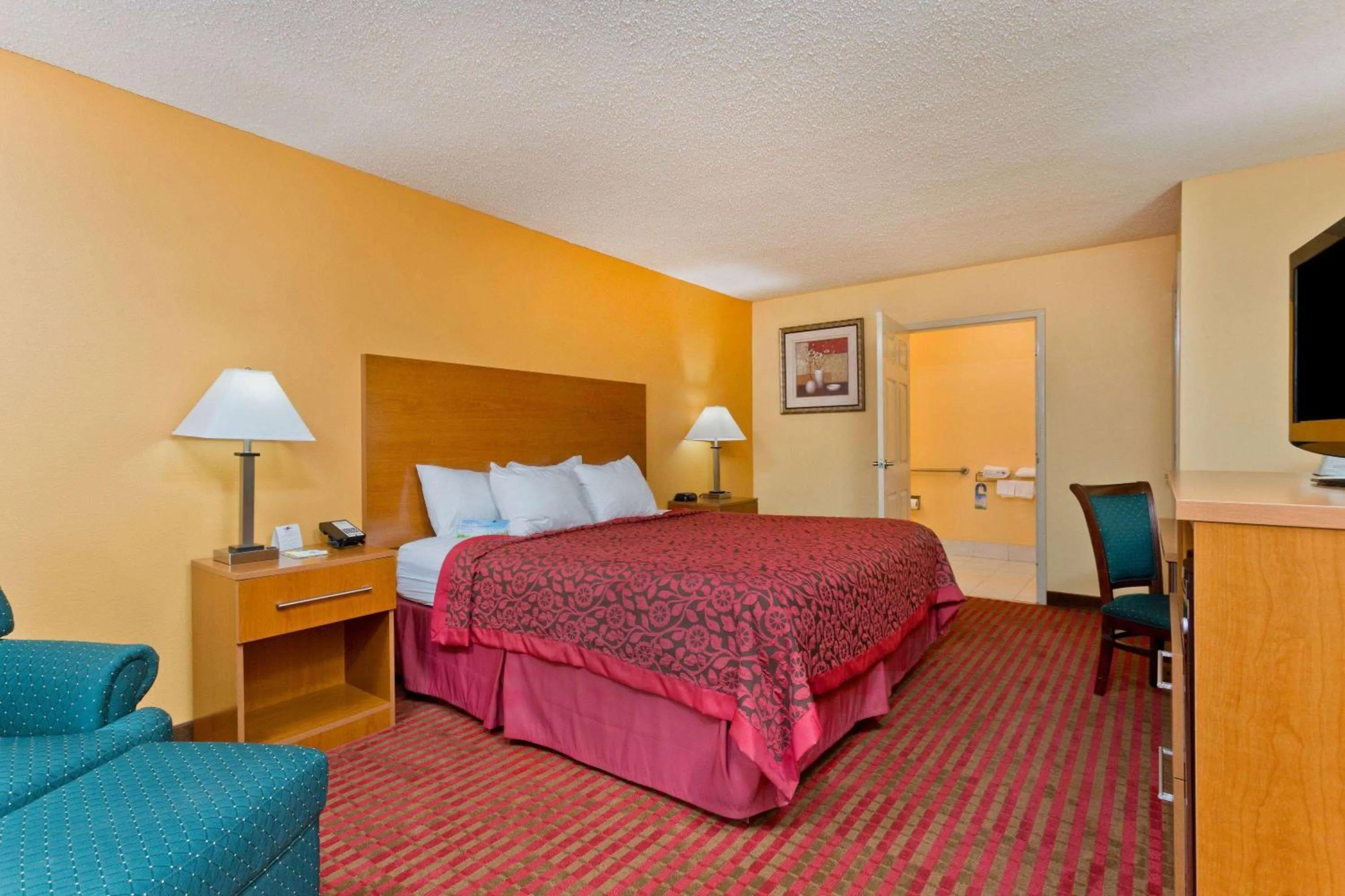Photo of the whole room, Bed in Days Inn by Wyndham Franklin