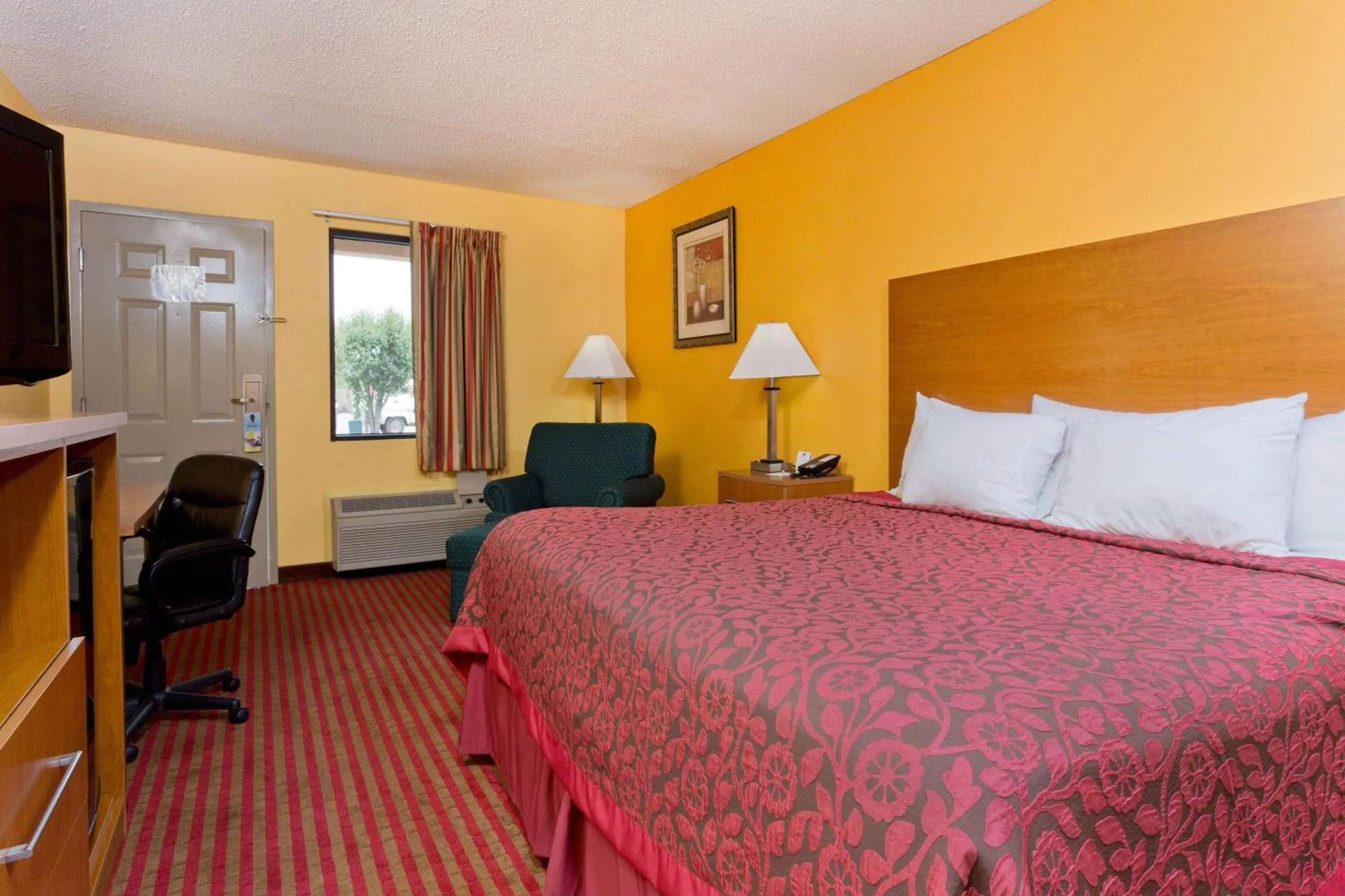 Photo of the whole room, Bed in Days Inn by Wyndham Franklin