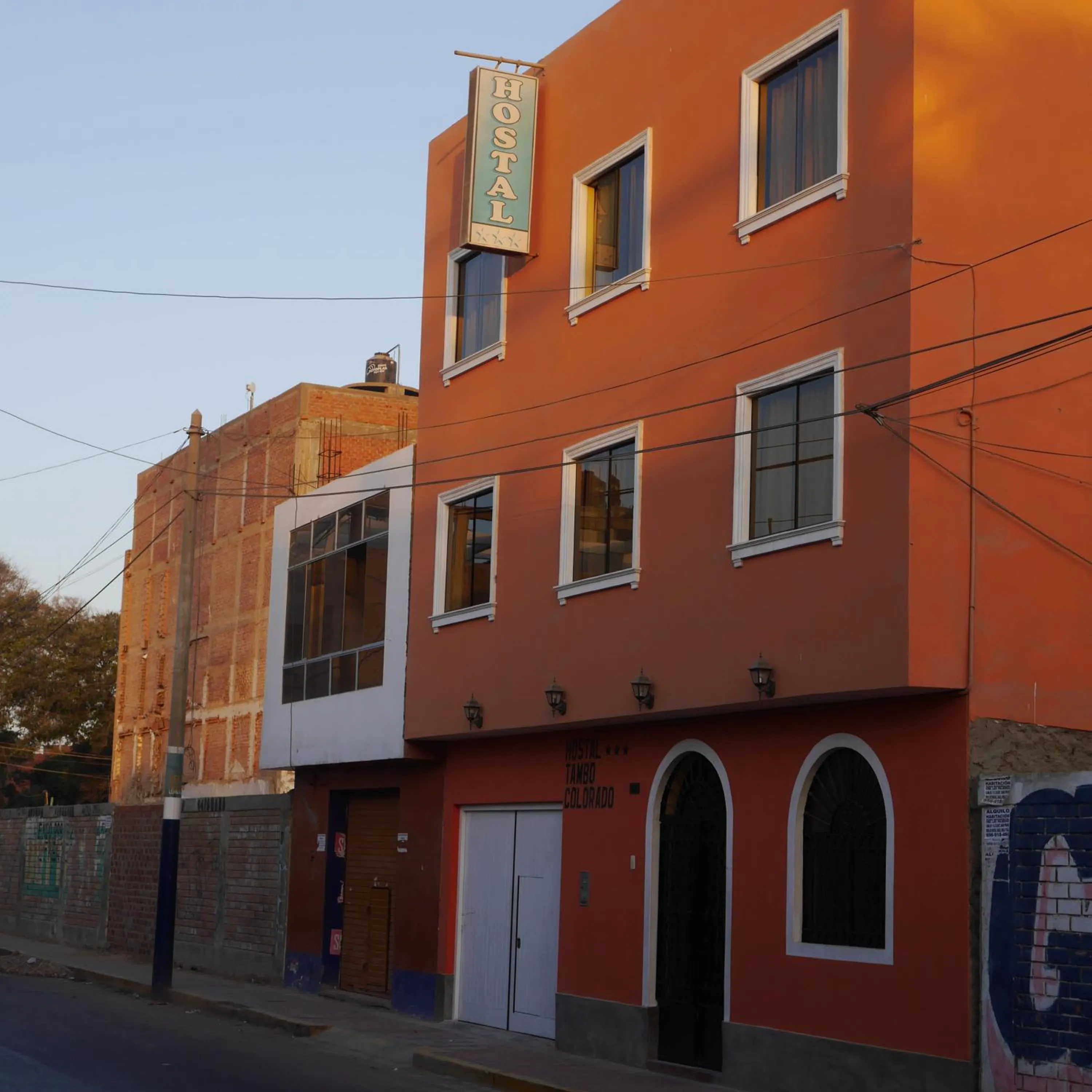 Facade/entrance in Hostal Tambo Colorado