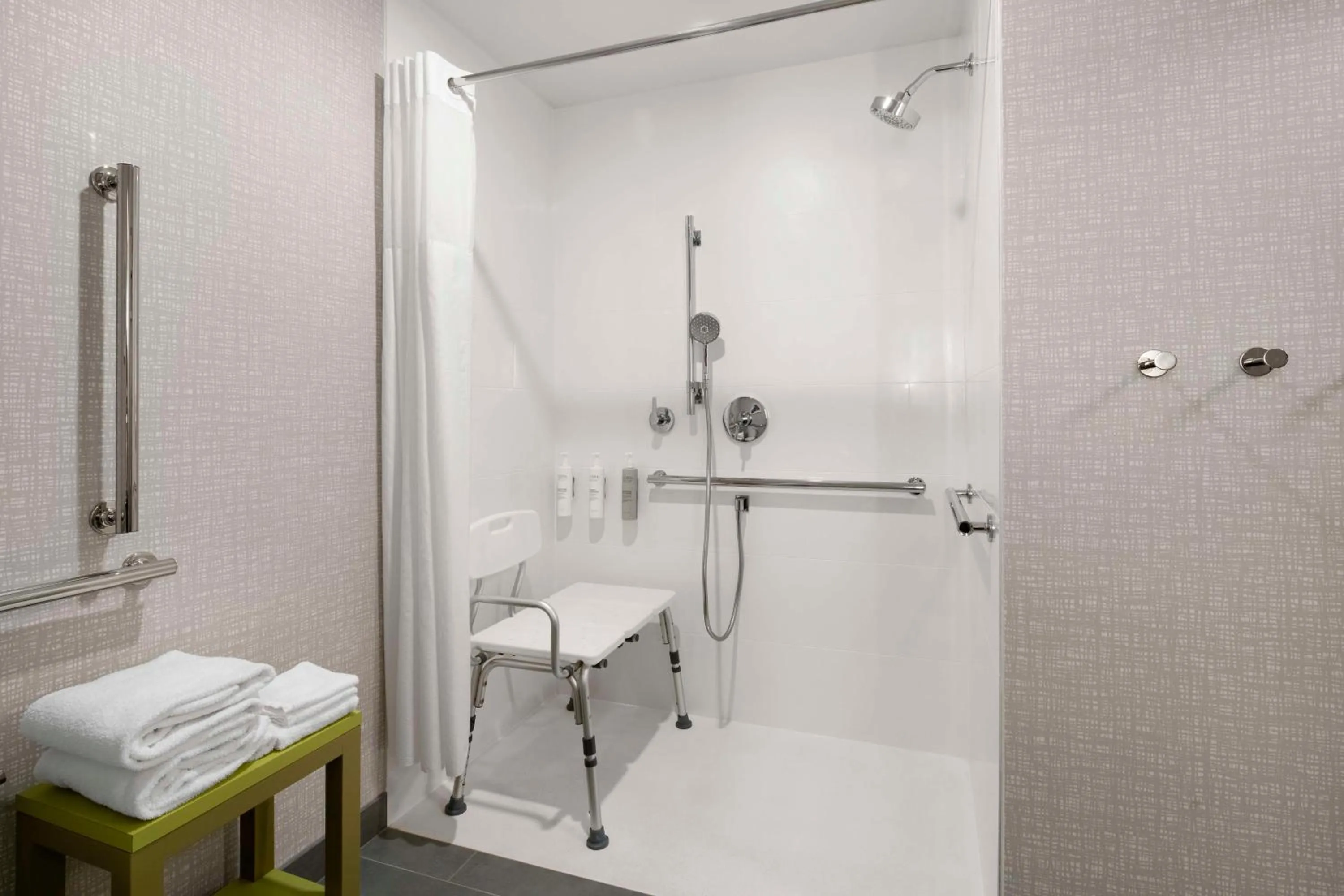 Bathroom in Hampton Inn Chicopee - Springfield