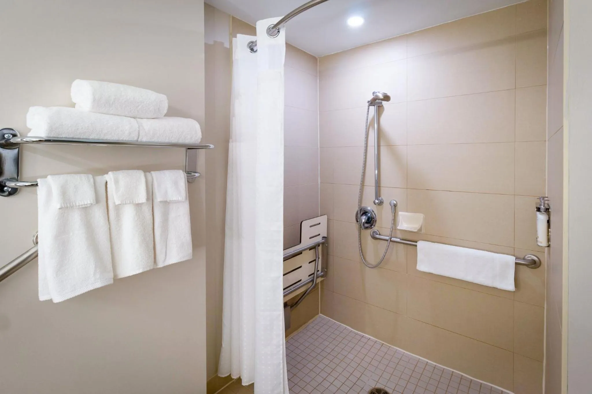 Photo of the whole room in Holiday Inn Express Kingston Central by IHG