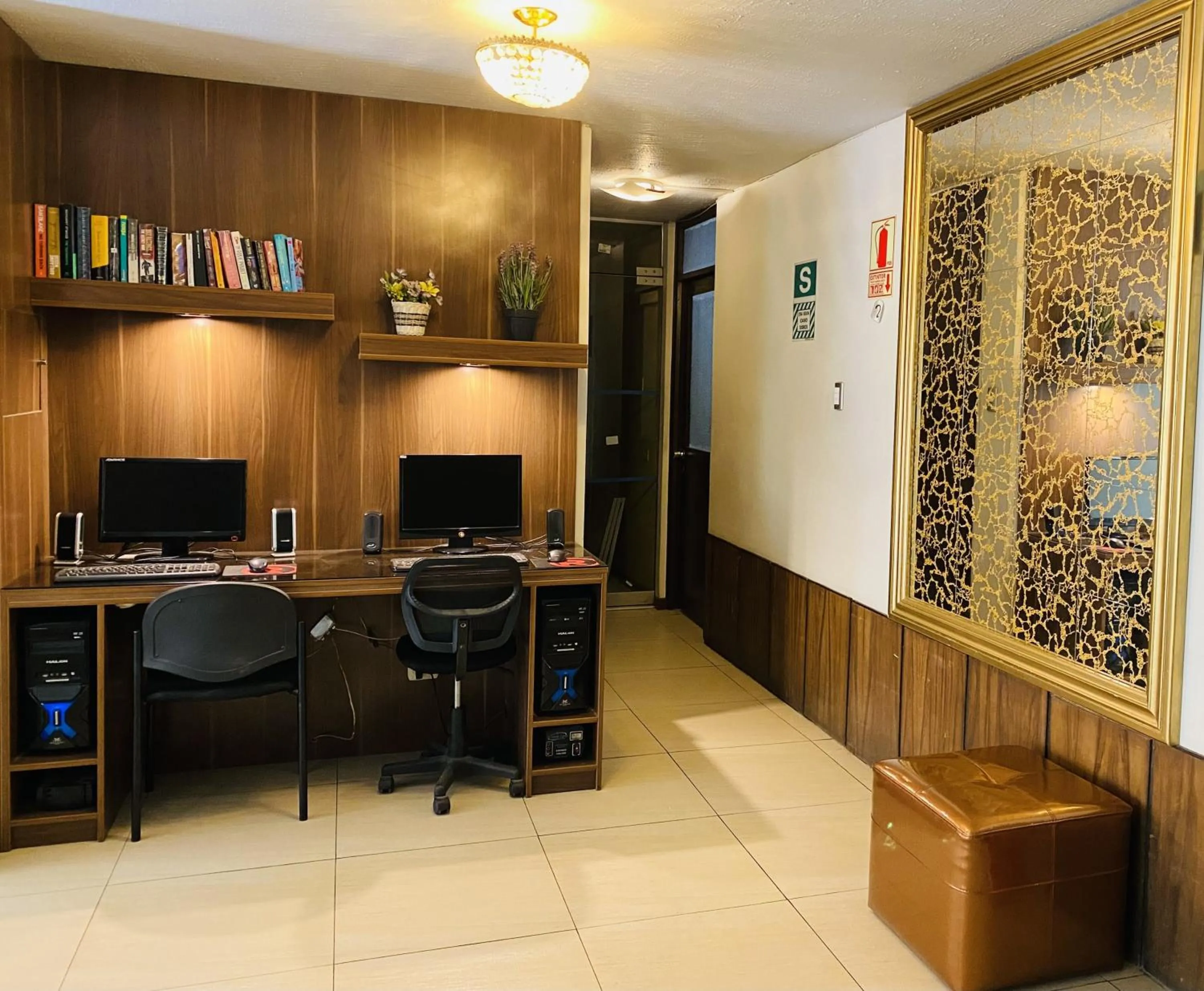 Library in Arequipa Inn