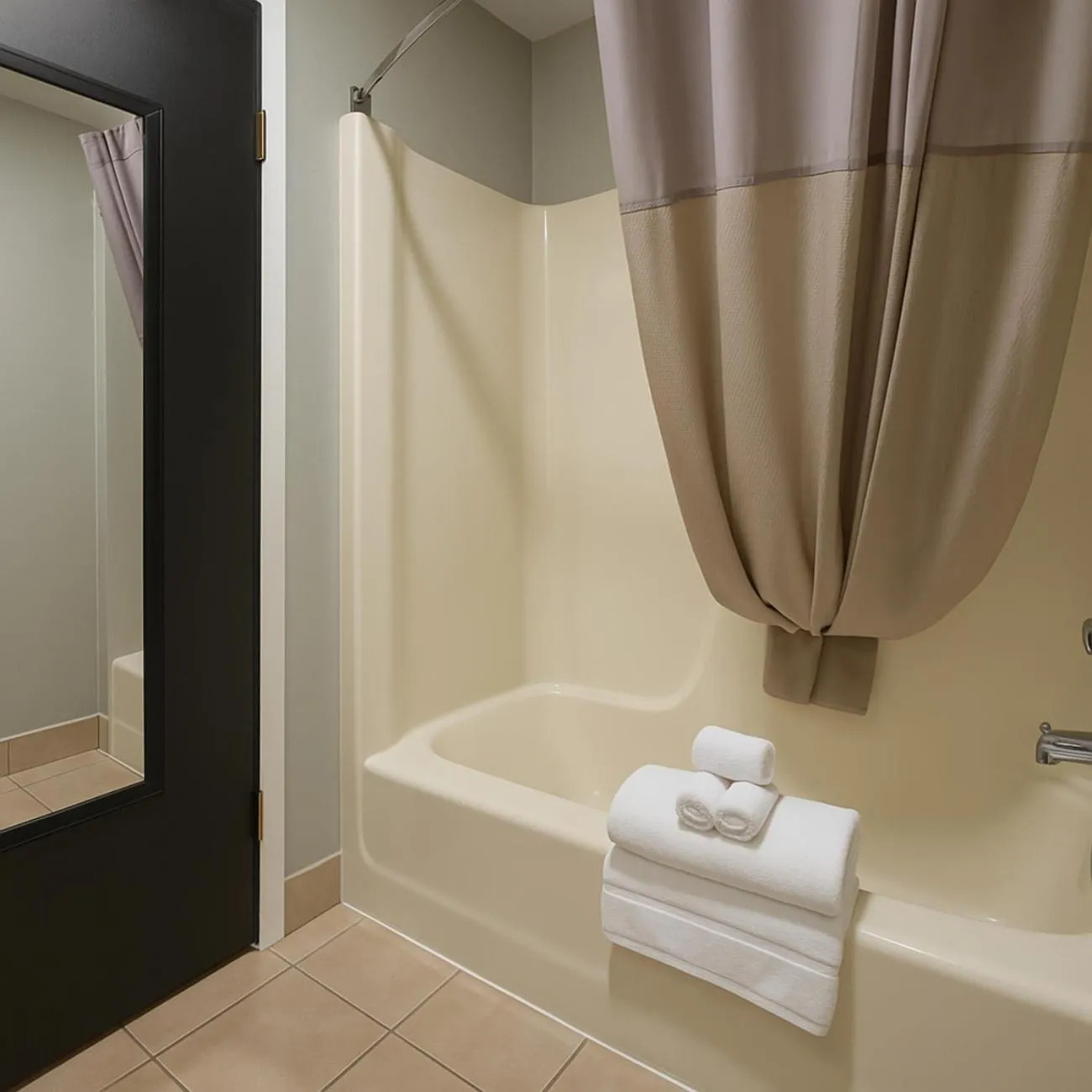 Bathroom in Sunnyside Inn and Suites