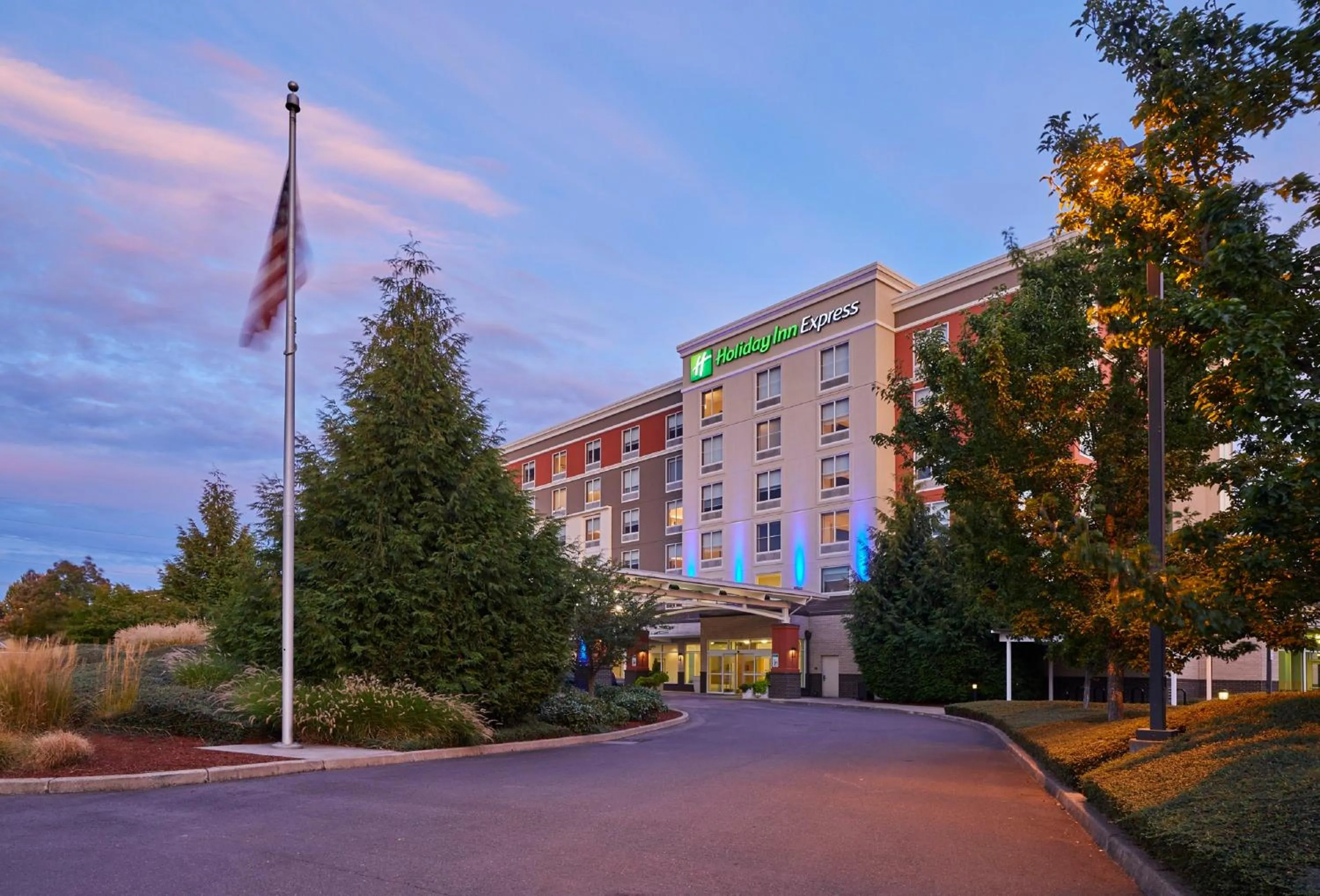 Property building in Holiday Inn Express : Eugene - Springfield by IHG
