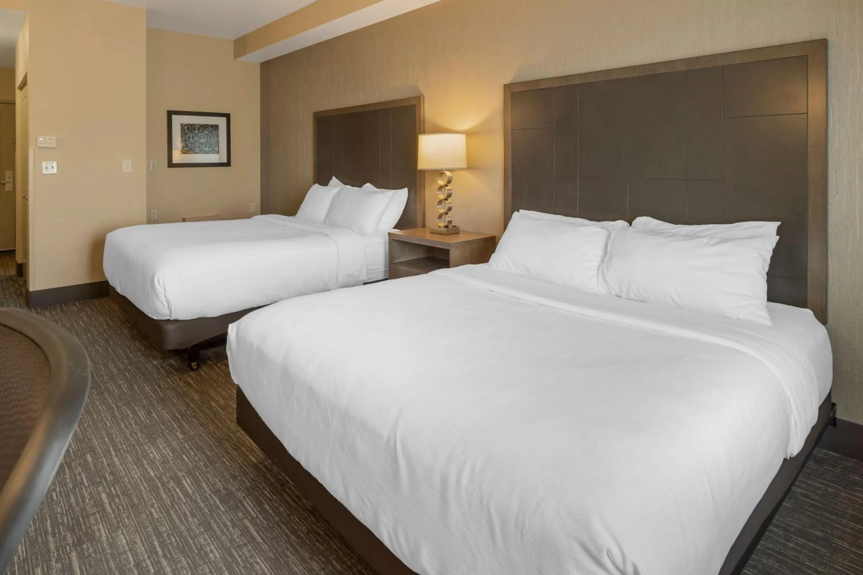 Photo of the whole room, Bed in Best Western Plus Chena River Lodge