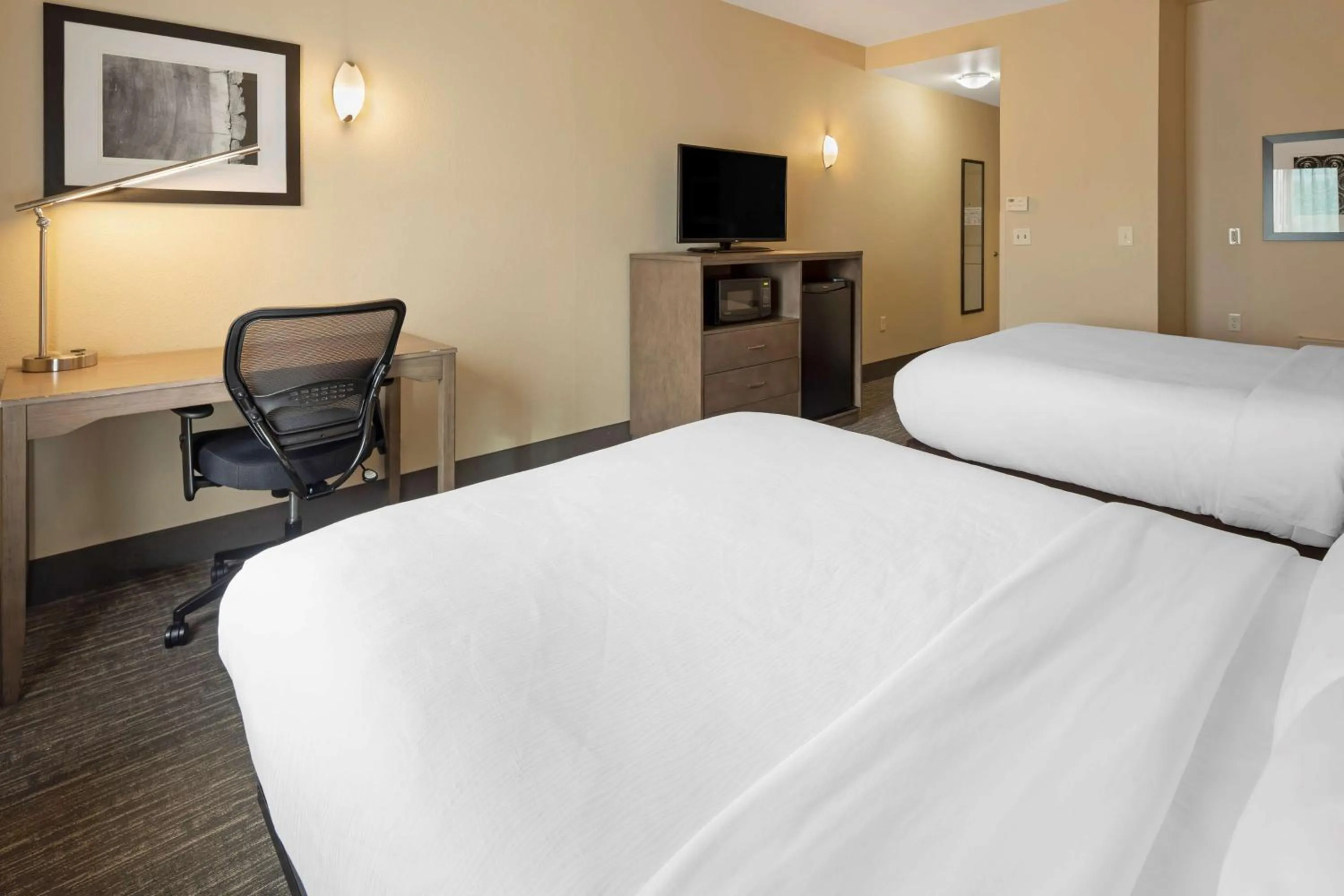 Photo of the whole room, Bed in Best Western Plus Chena River Lodge