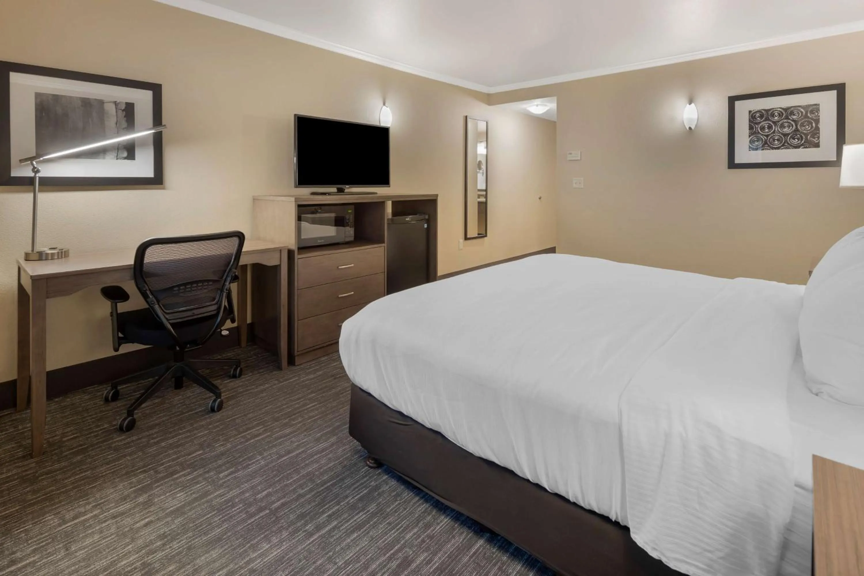 Photo of the whole room, Bed in Best Western Plus Chena River Lodge