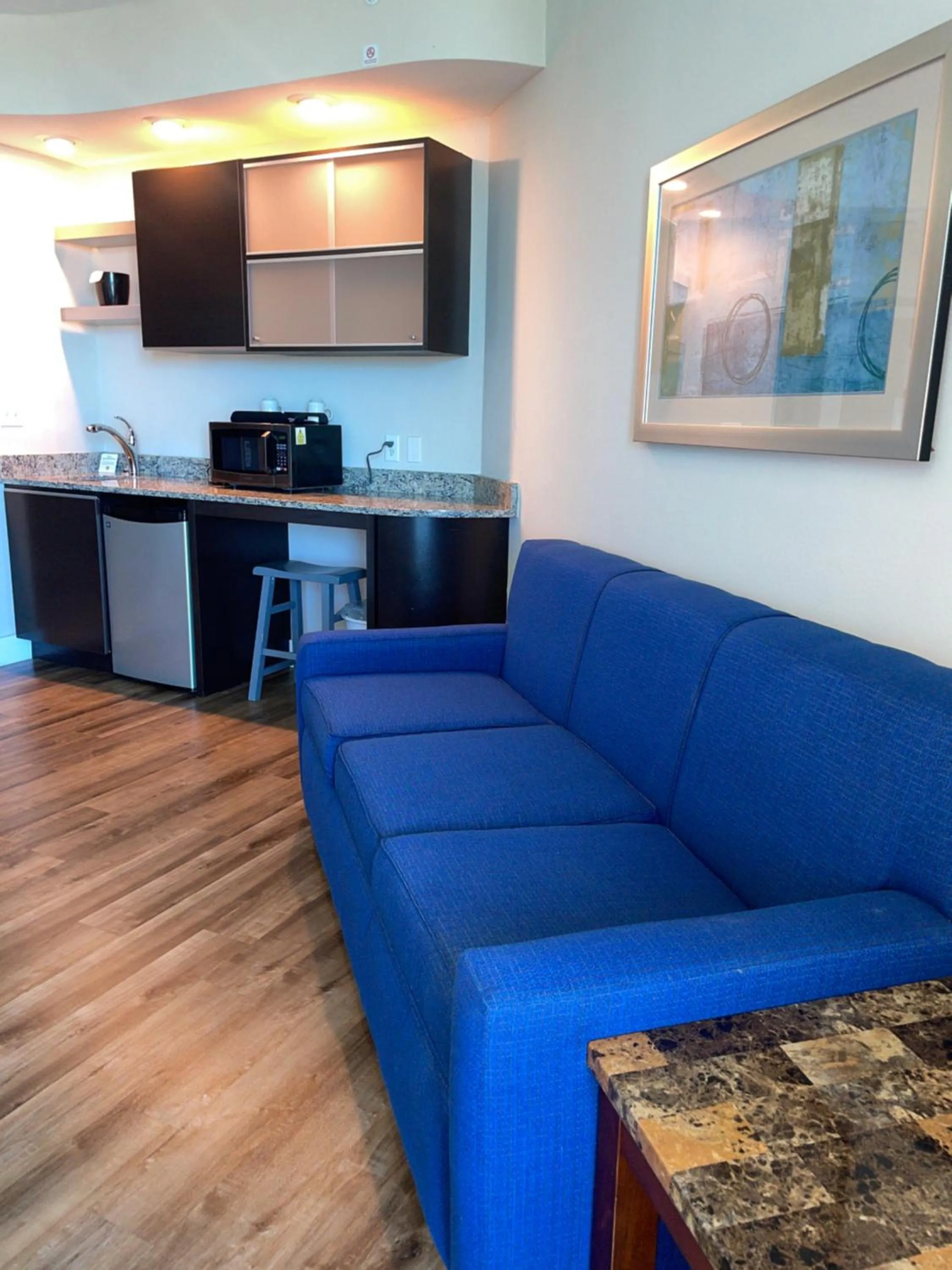 Seating area in South Beach Biloxi Hotel & Suites