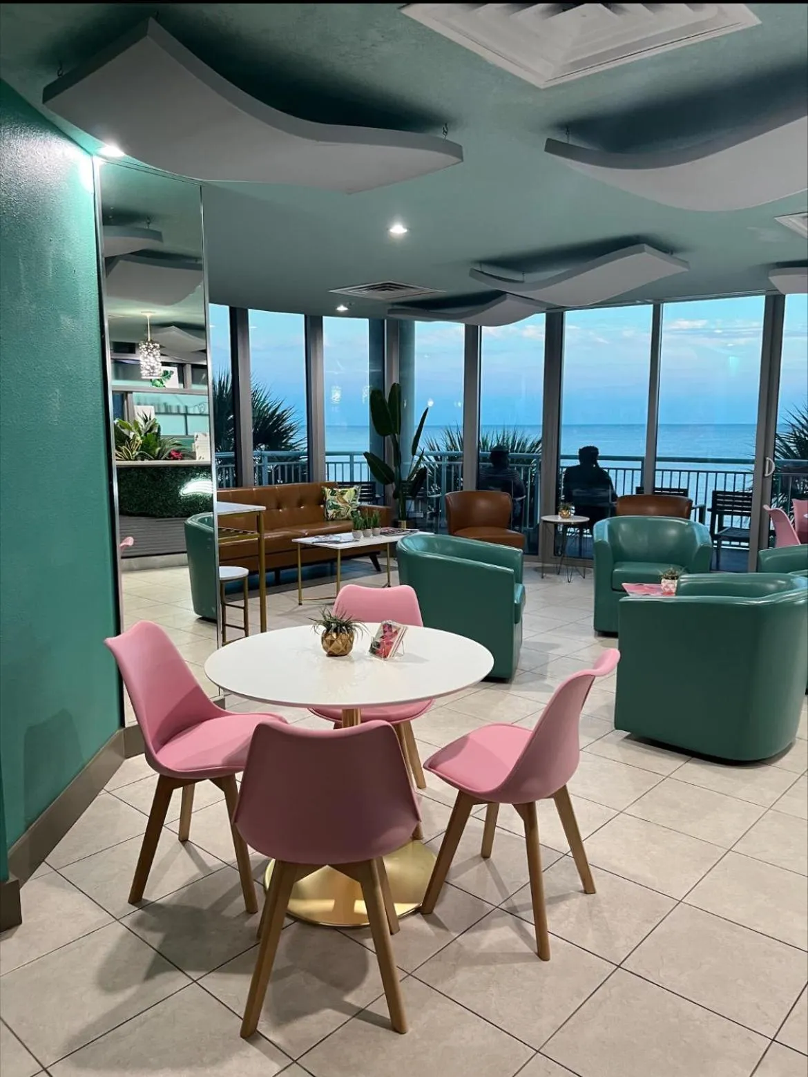 Seating area in South Beach Biloxi Hotel & Suites