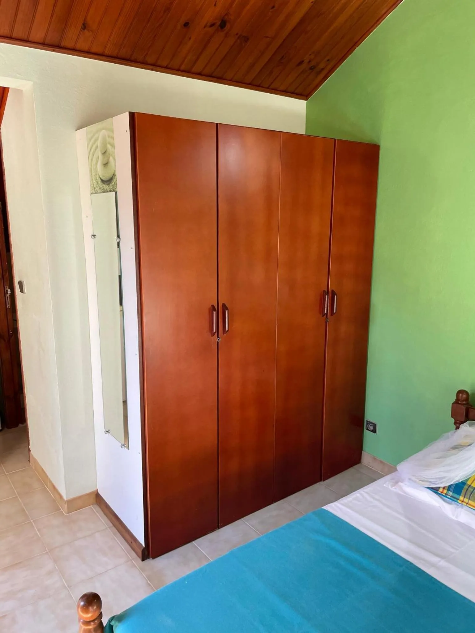 wardrobe, Bed in Résidence Sucrerie Motel - Les Anses-d'Arlets - Martinique