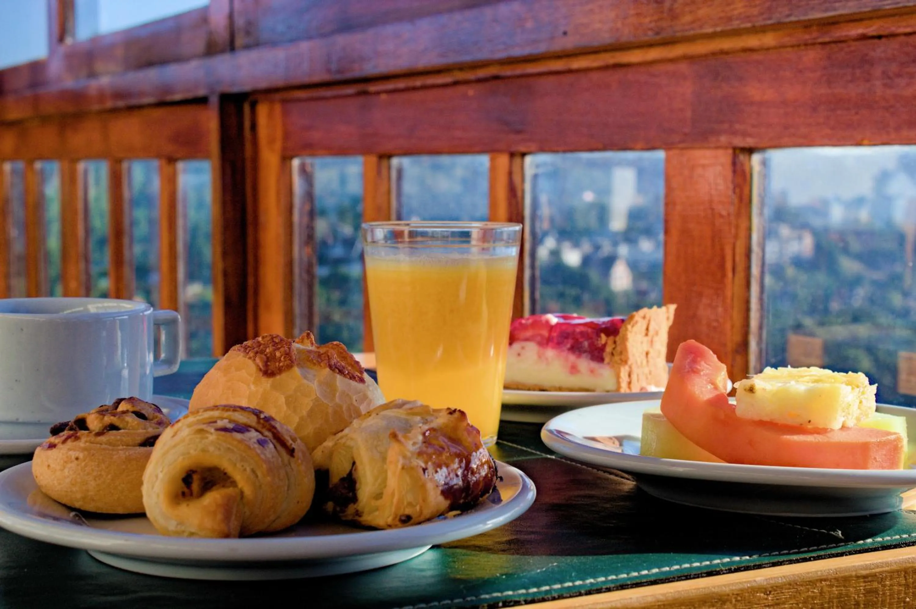 Breakfast in Summit Suítes Hotel Campos do Jordão