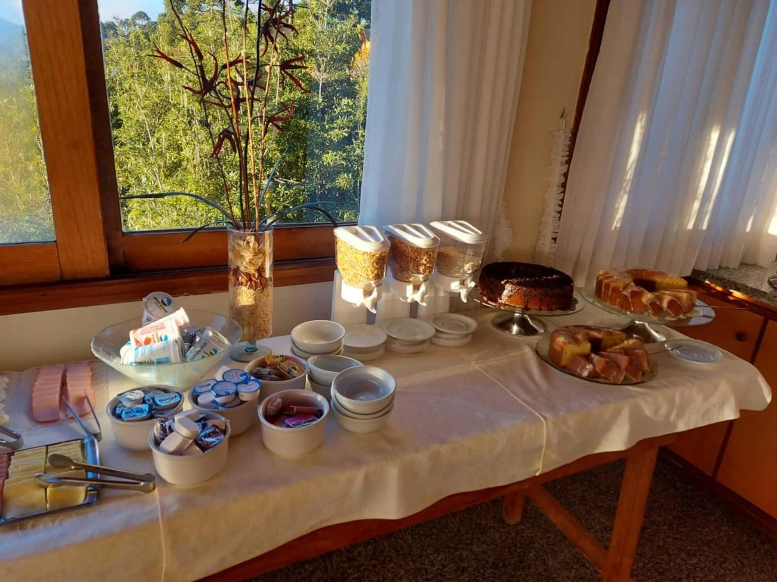 Breakfast in Summit Suítes Hotel Campos do Jordão