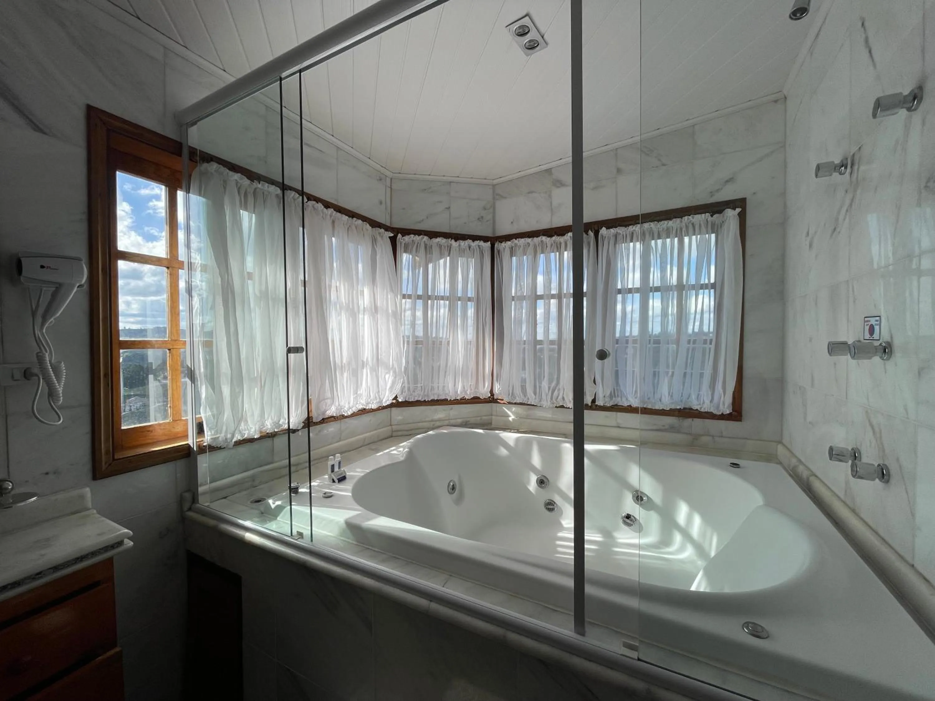 Bathroom in Summit Suítes Hotel Campos do Jordão