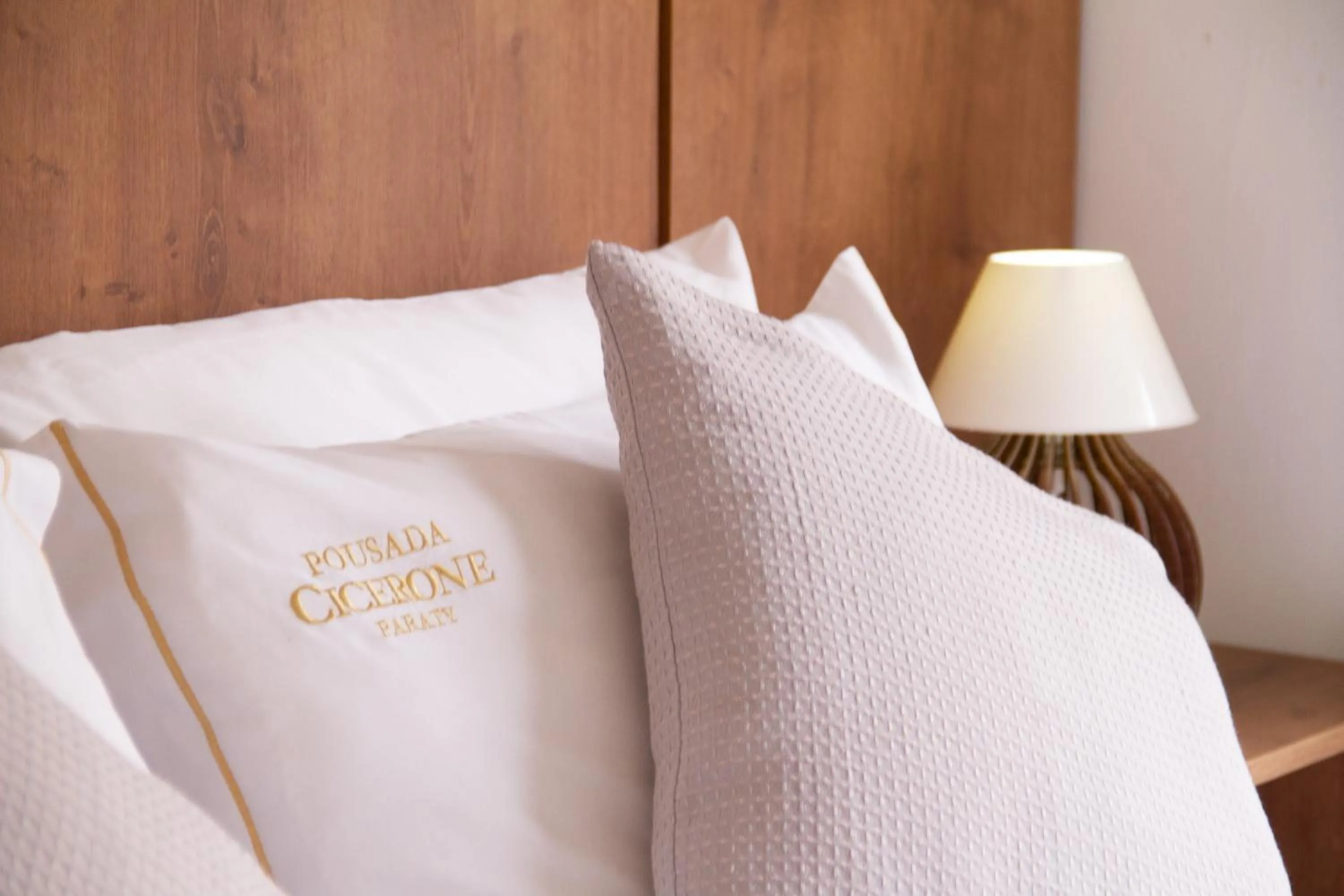 wardrobe, Bed in Pousada Cicerone - Portal das Artes - Com Gerador de Energia