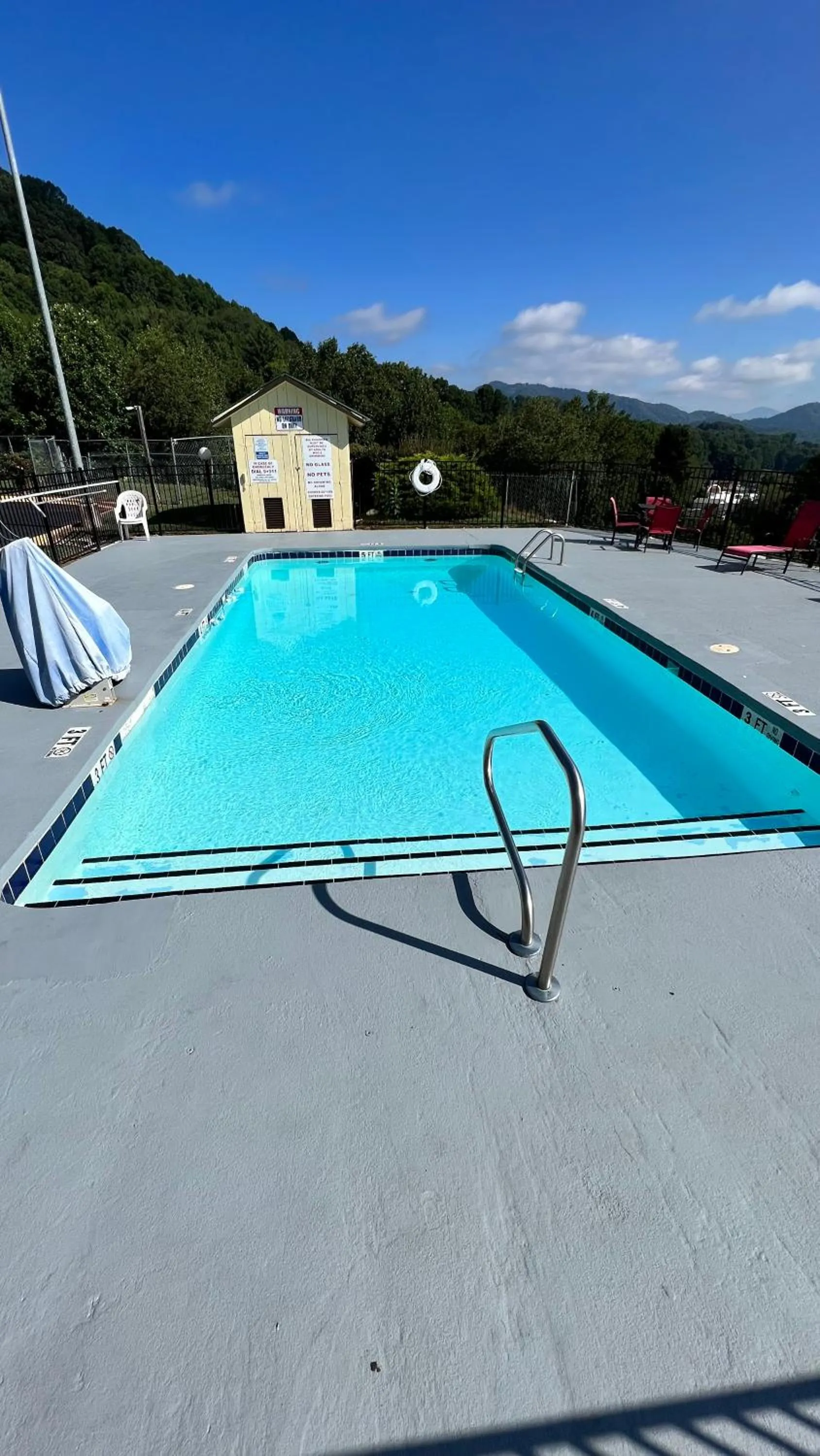 Swimming pool in Econo Lodge Waynesville