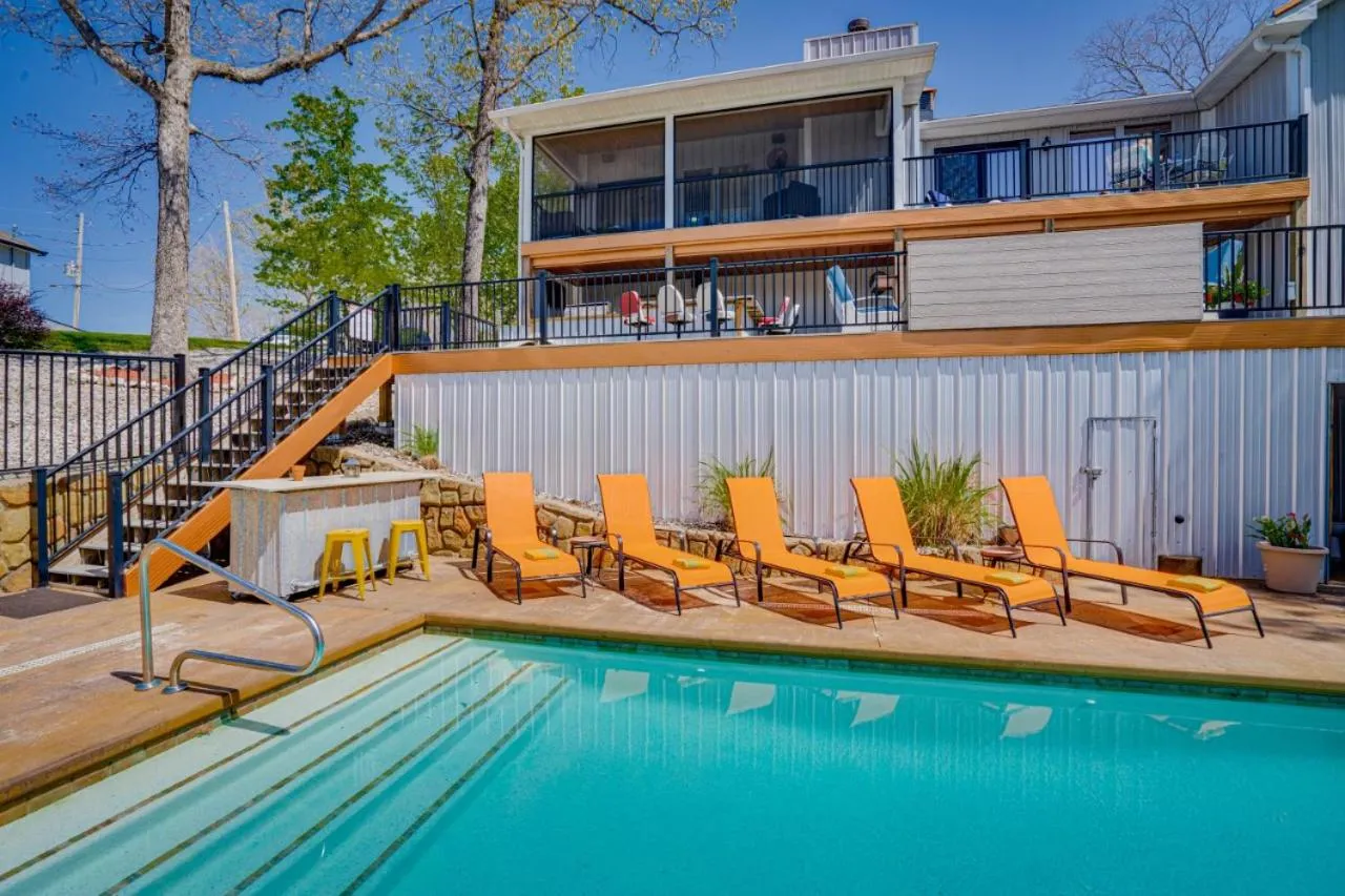 Swimming pool in Lake Breeze Timber