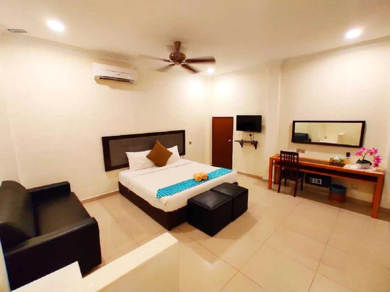 Bed in Adina Drive In Motel