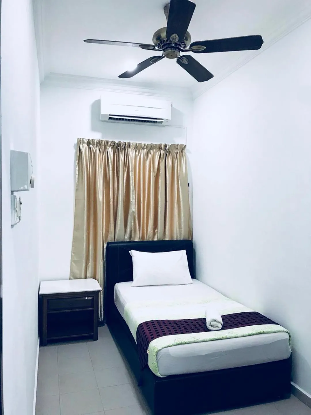 Bed in Adina Drive In Motel