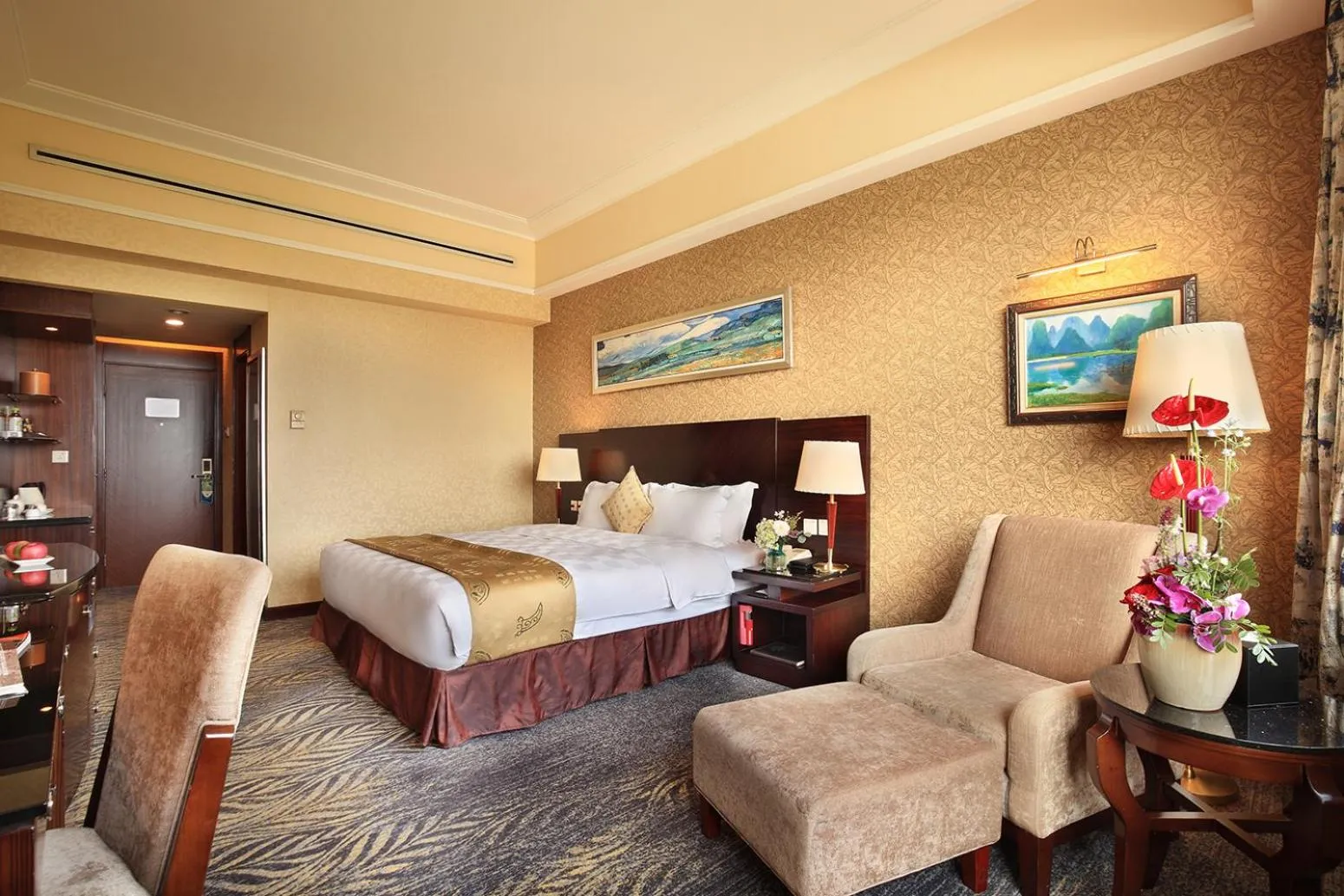 Photo of the whole room, Bed in Lijiang Waterfall Hotel Guilin