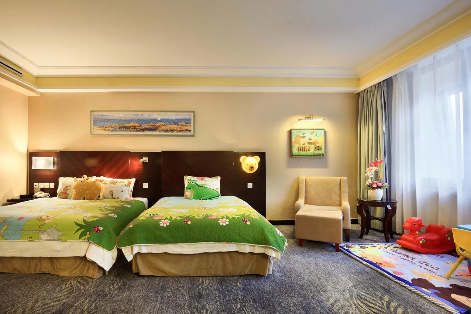 Photo of the whole room, Bed in Lijiang Waterfall Hotel Guilin