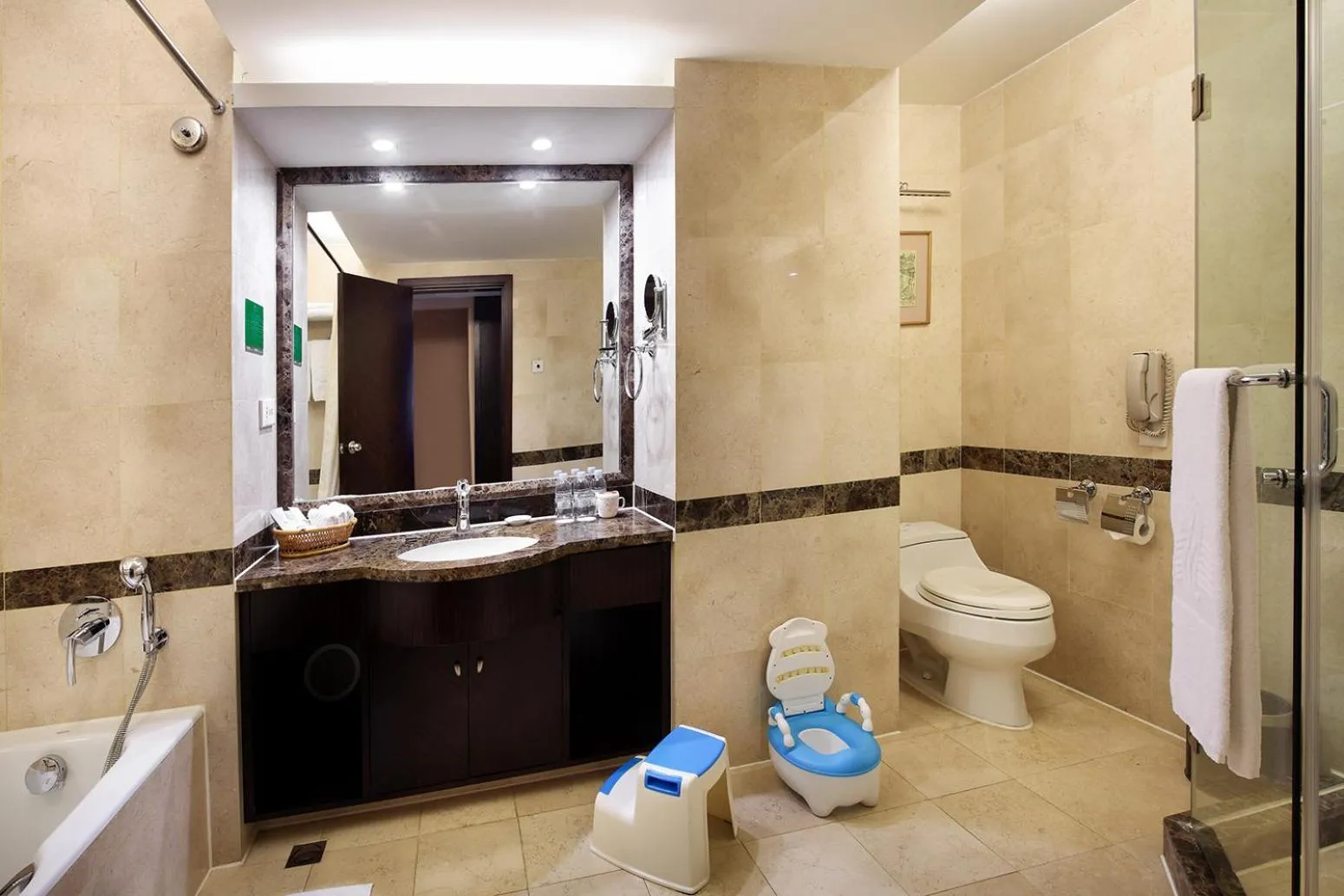 Bathroom in Lijiang Waterfall Hotel Guilin