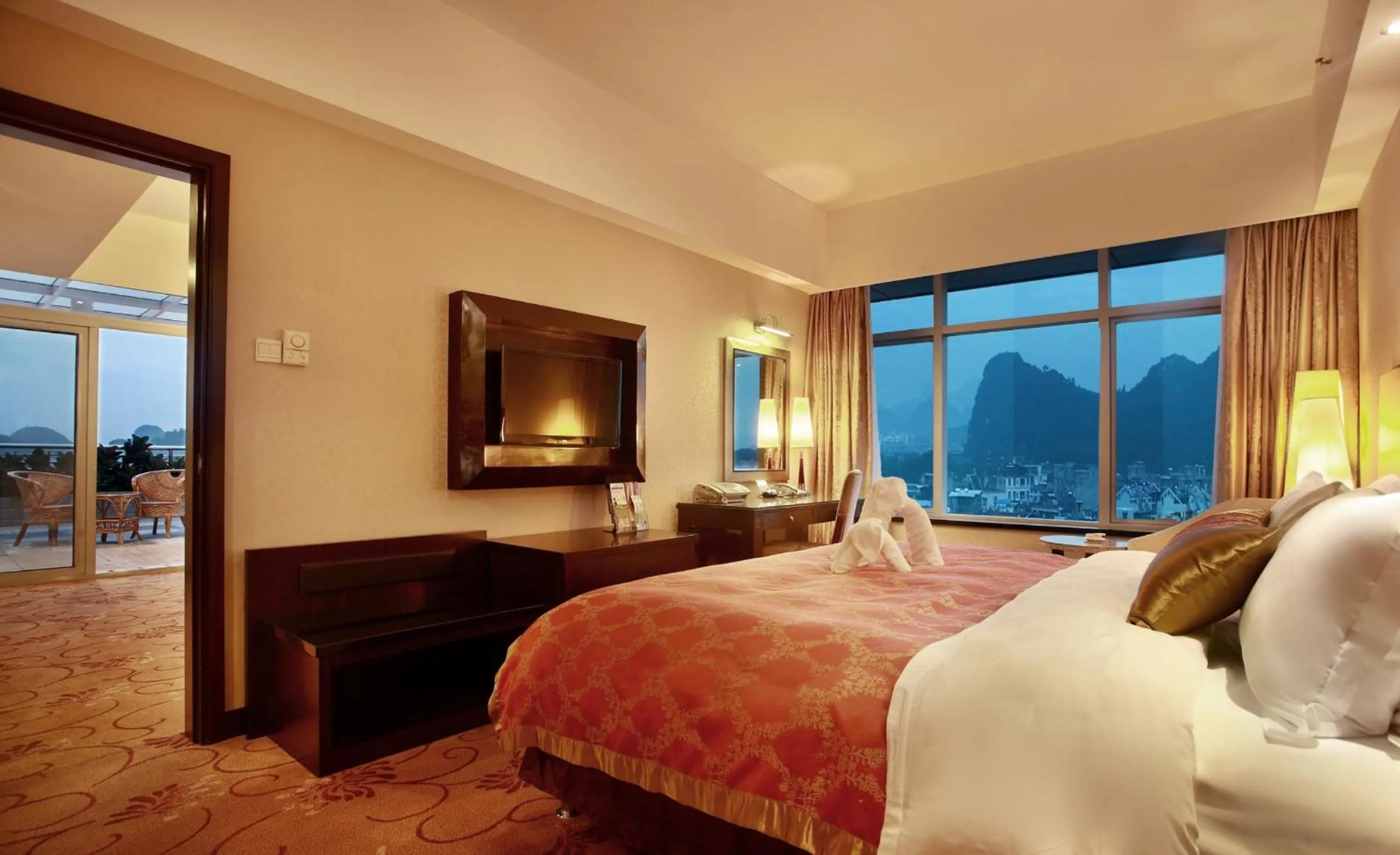 Bedroom, Bed in Lijiang Waterfall Hotel Guilin