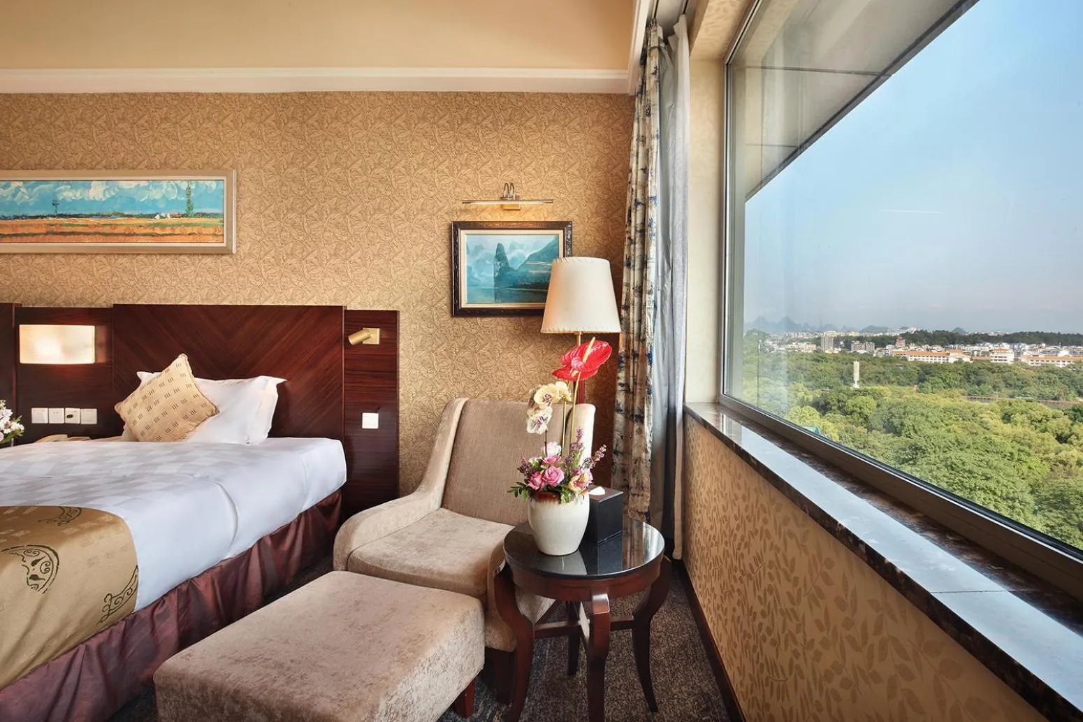 Photo of the whole room, Bed in Lijiang Waterfall Hotel Guilin