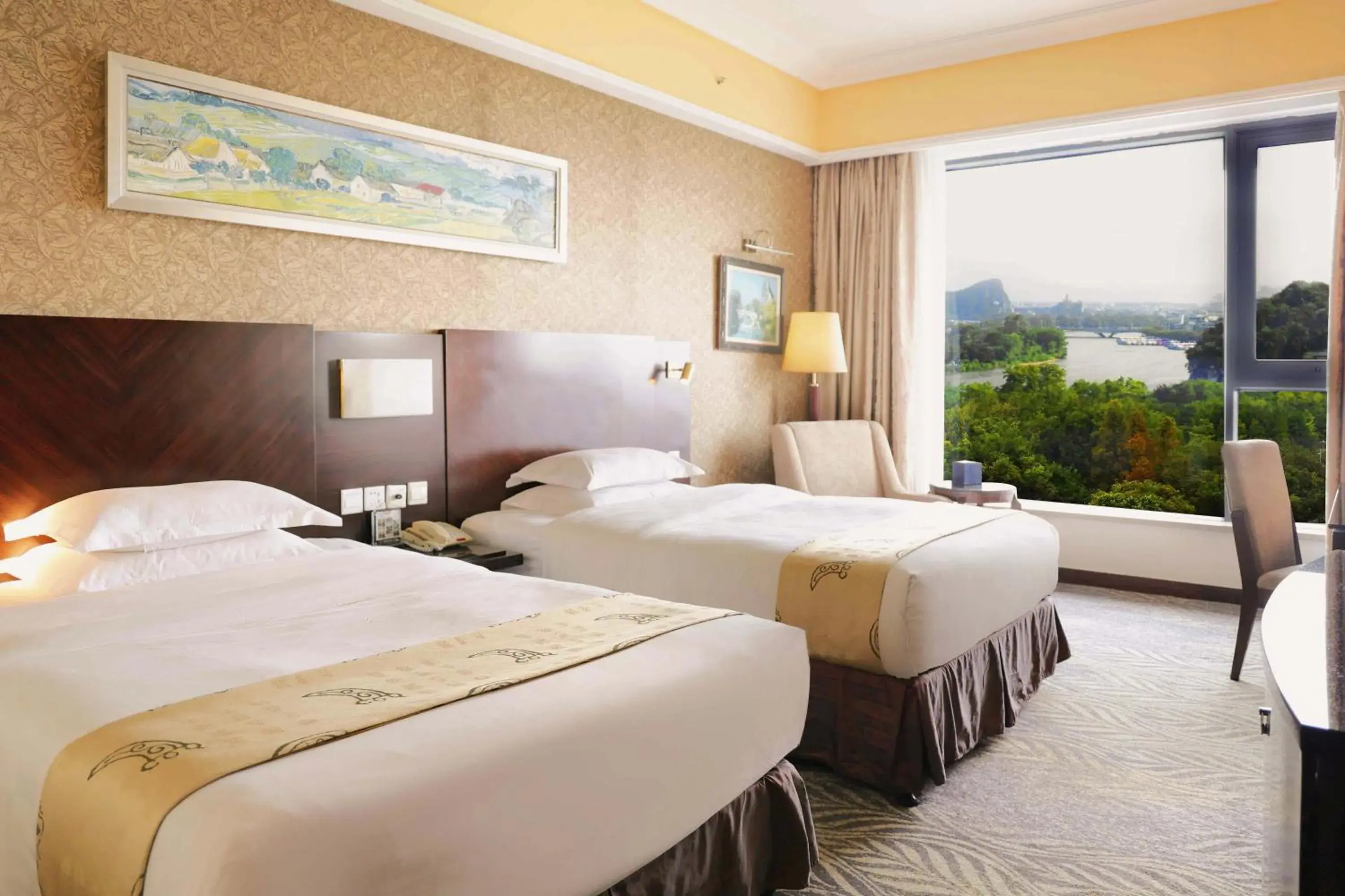 Twin Room with Lake View in Lijiang Waterfall Hotel Guilin Twin Room with Lake View in Lijiang Waterfall Hotel Guilin